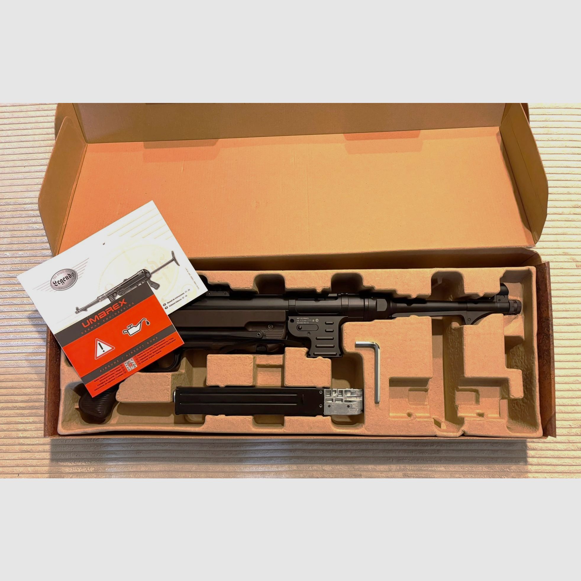 Umarex MP 40 submachine gun in 4.5 mm BB like new with F