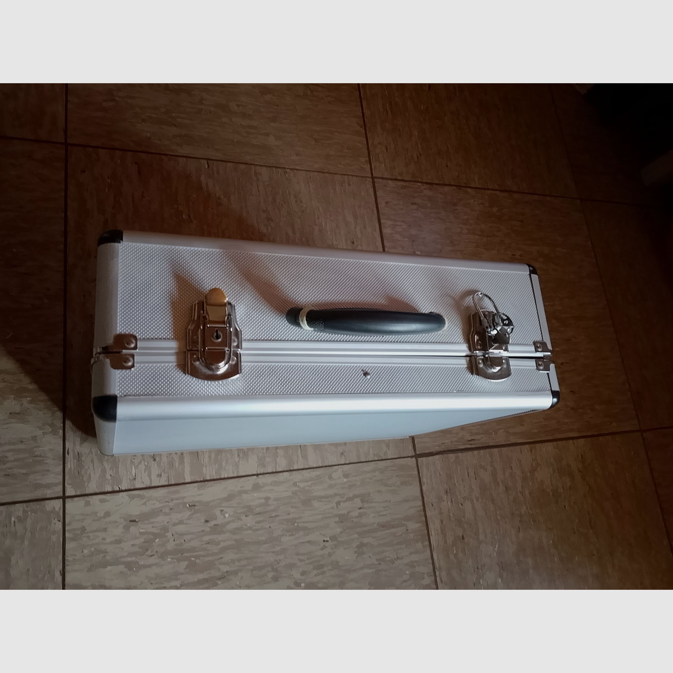 Weapon case case for 6 weapons or less aluminum silver lock key