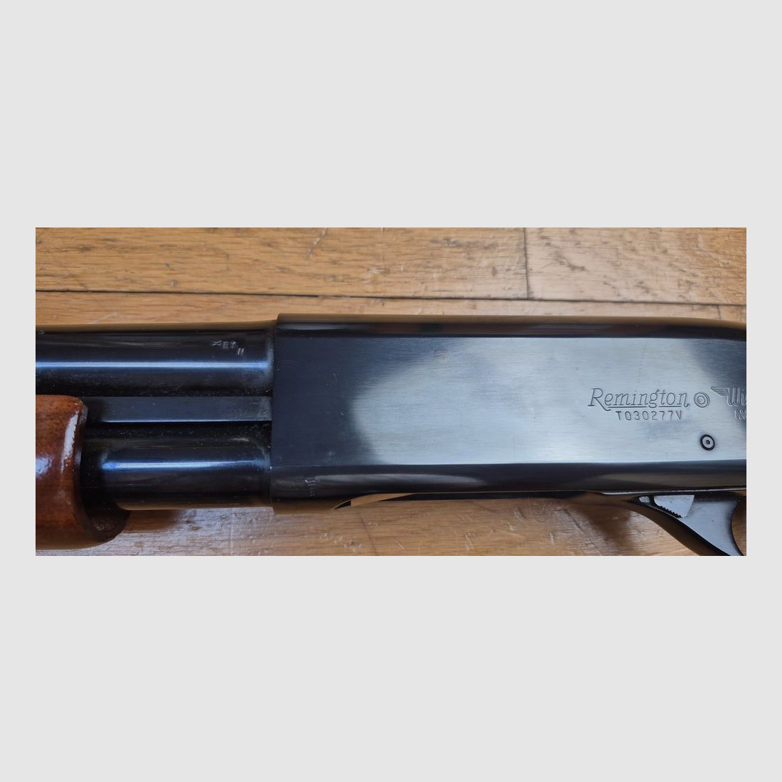 Sehr schönes Remington Pumpgewehr – Mod 870 Wingmaster – Glatter Lauf von 51 cm – Kaliber 12/70 – Kapazität 4+1 (!) erweiterbar – „Luxus“-Fertigungen – Zuverlässige, einfache und legendäre Waffe – Ausgezeichneter Zustand – TBE+/TBE++, Bild 38 von 45