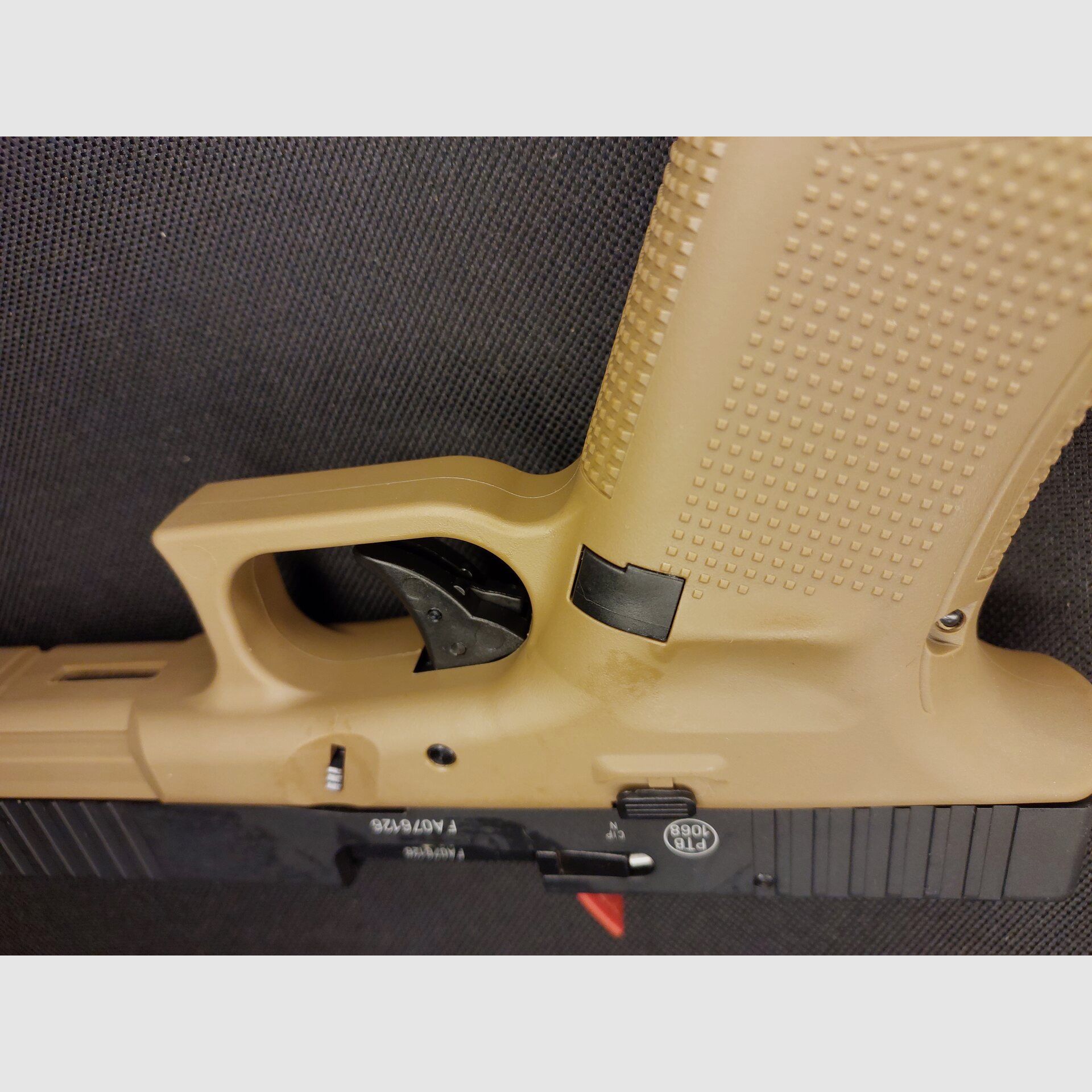 Glock 17 Gen5 Schreckschuss Pistole French Army 9 mm P.A.K. Coyote, French Army Edition (PTB 1068) - 2 Magazin