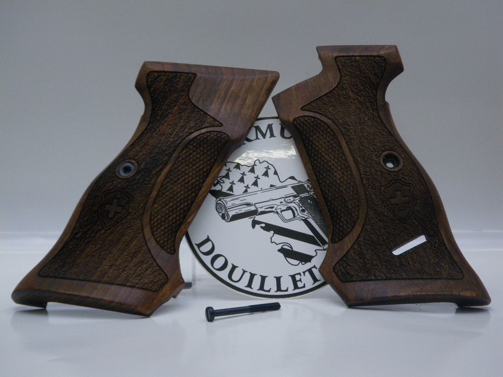 Plaquettes bois quadrillées+texturées+croix Suisse pistolet SIG P210 avec grenadière