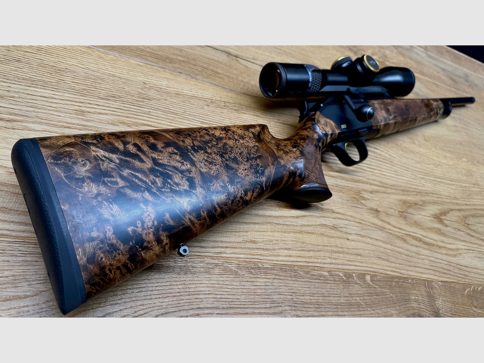 Blaser R8 Custom Schaftholz HK 9-10 / inkl. Blaser B1 2,8-20x50 Custom / mit vielen Goldelementen / TRAUMWAFFE