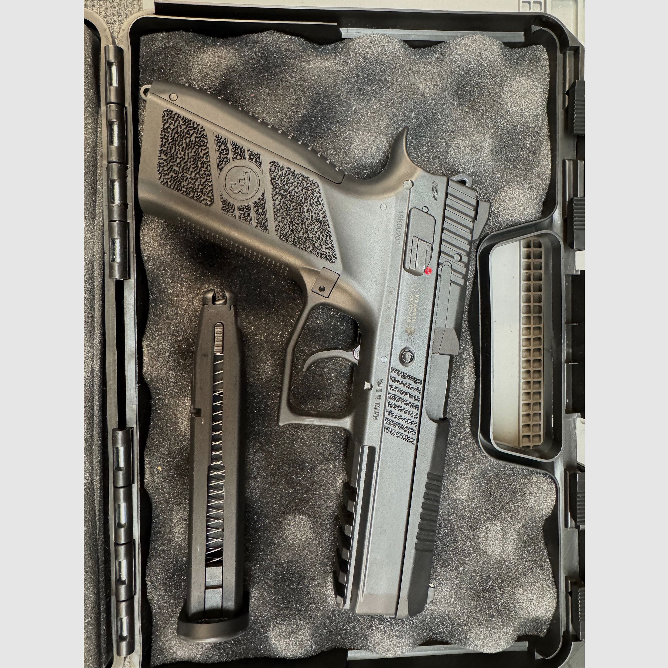 CZ-P09 mit 6 Magazinen und Holster und Koffer