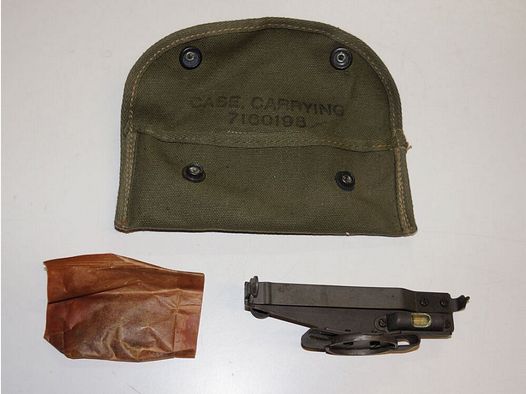 M1 grenade sight M15 for the US rifles Mod. 1903, 1903 A1, 1903 A3, Garand M1 and 30 M1 Carbine complete with mounting material and bag. The mounting material as well as the sight, except for one, are self-contained.