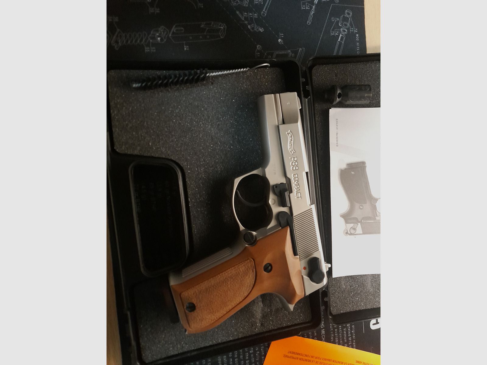 Walther P88 Nickel avec plaquettes en bois 9mm Pak