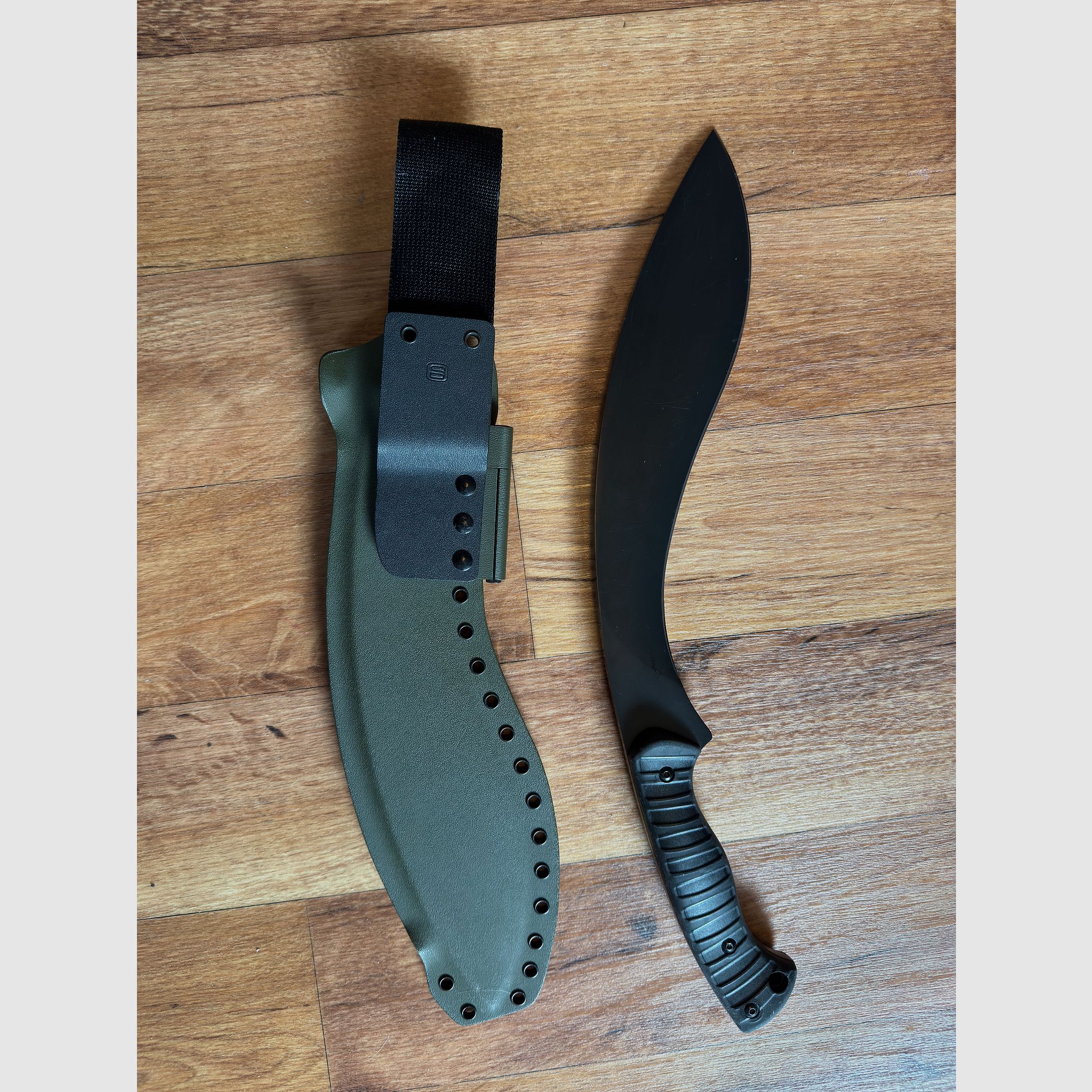 Gurkha Kukri Fox Knives FX 660 con Custom Kydex