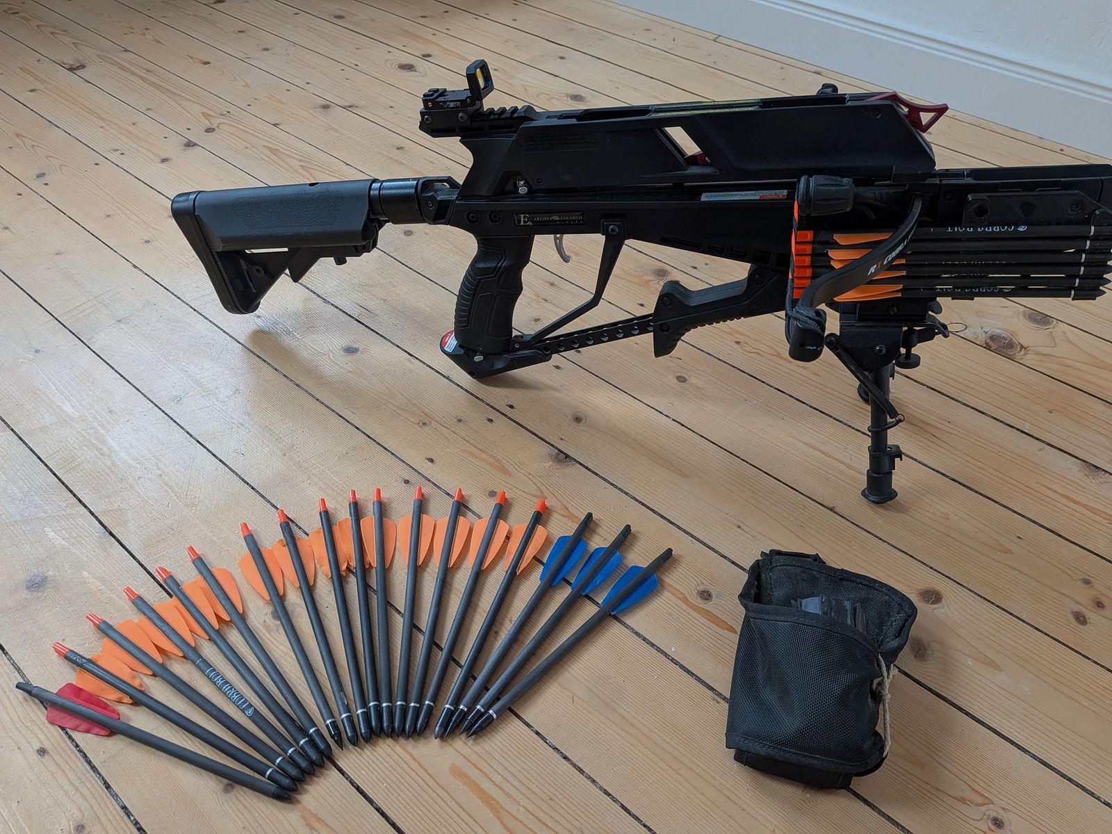 EK Archery Cobra R10 RX (130 lbs) inkl. 24 Deep Penetration Bolzen – jak nowy