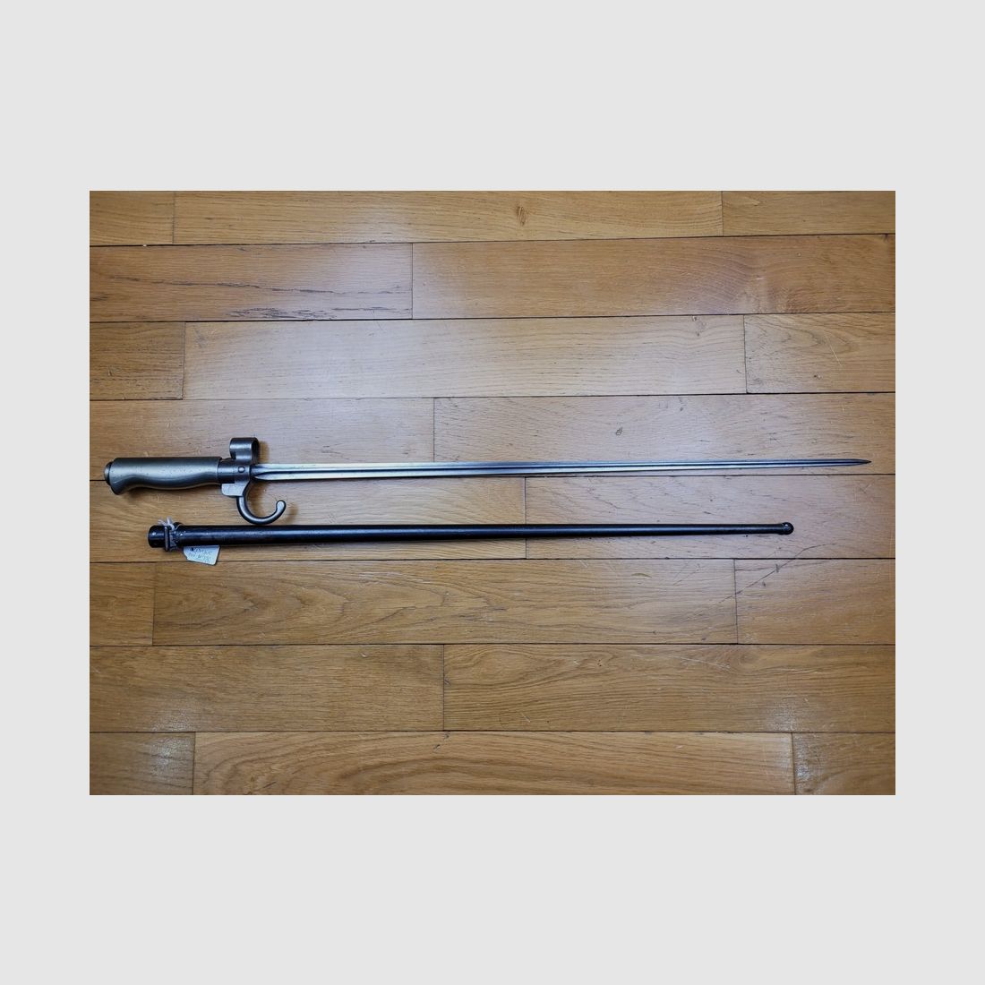 Französisches Bajonett 1886/93 mit Quillon – Lebel 1. Modell mit langem Schaft – Scheide & Waffe mit Nummer – Ausgezeichneter Zustand, Bild 2 von 15