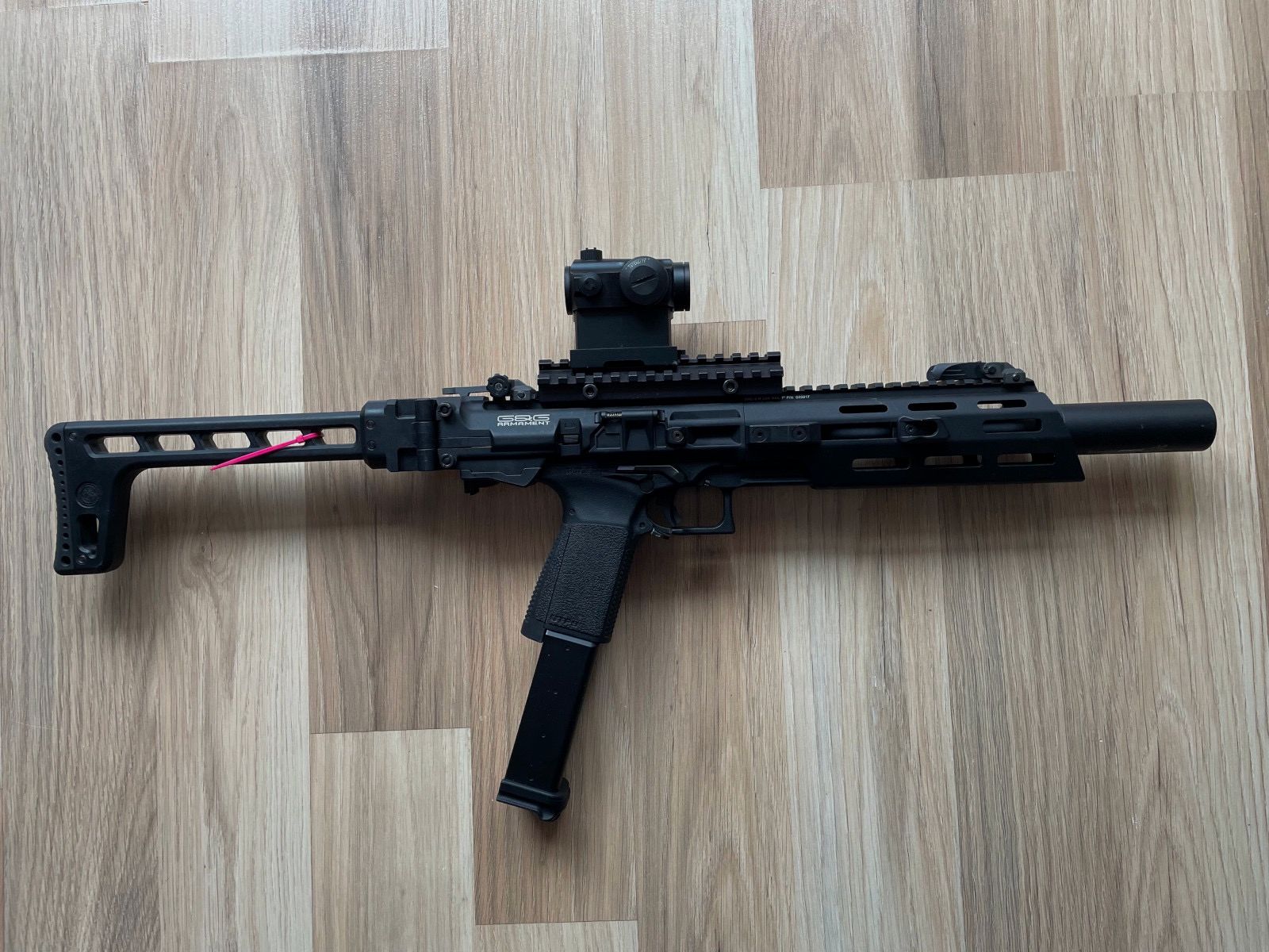 Airsoft G&G SMC9 with sight and a total of 6 magazines.