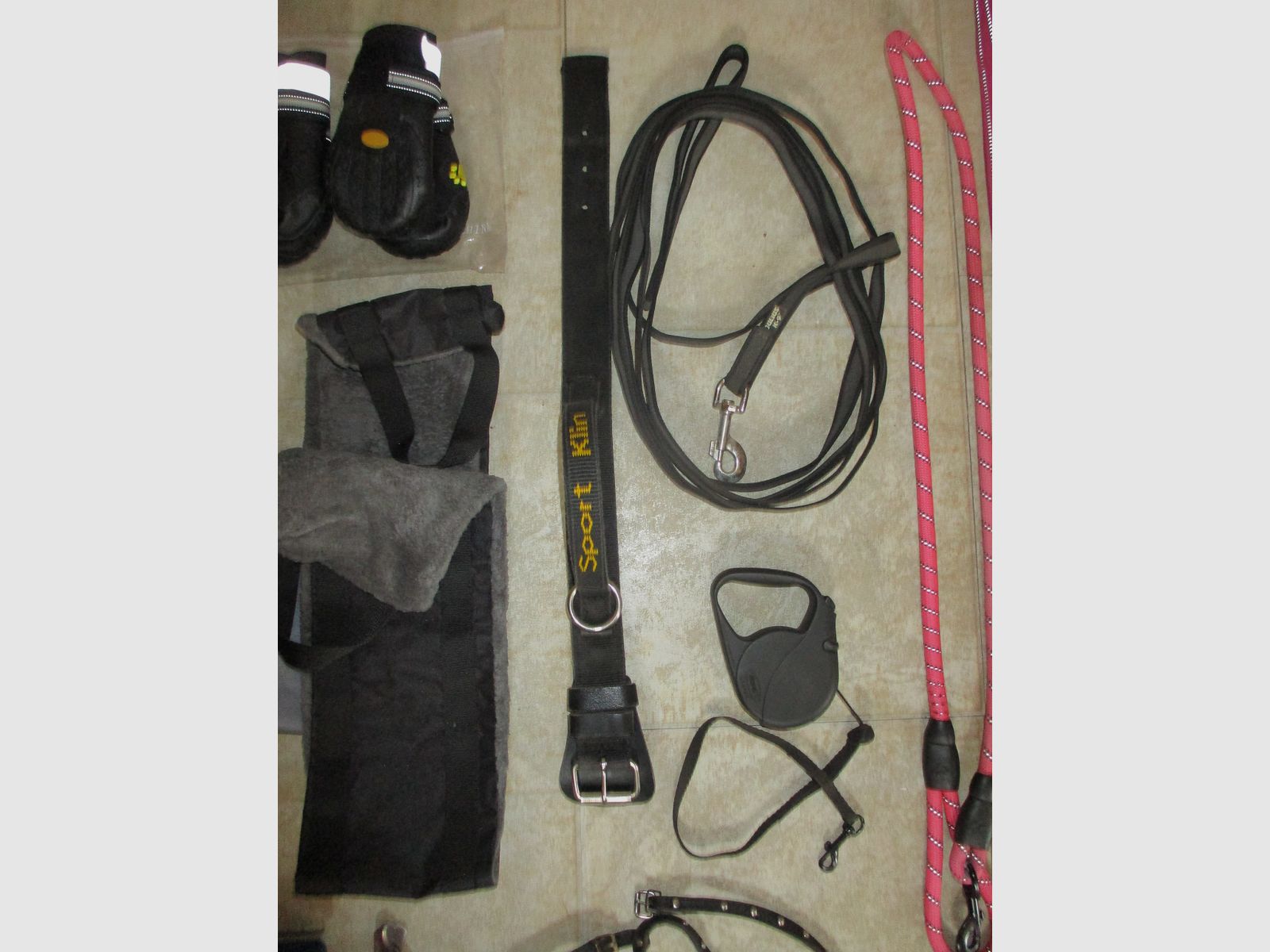 Hundezubehör, Leinen, Halsbänder, Kleidung, Näpfe...