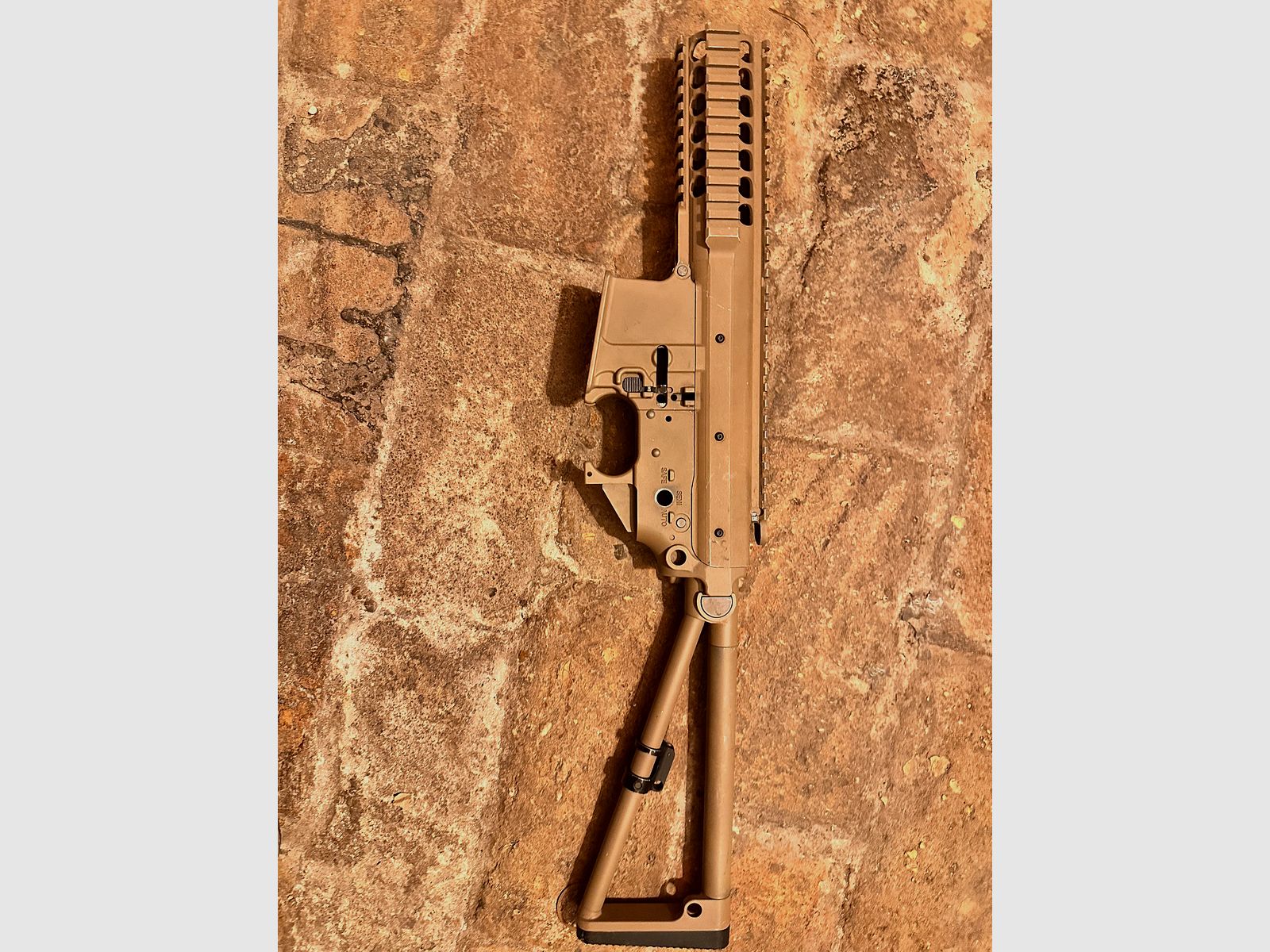 Airsoft obudowa GBB 6mmBB beżowa metalowa z składanym kolbą