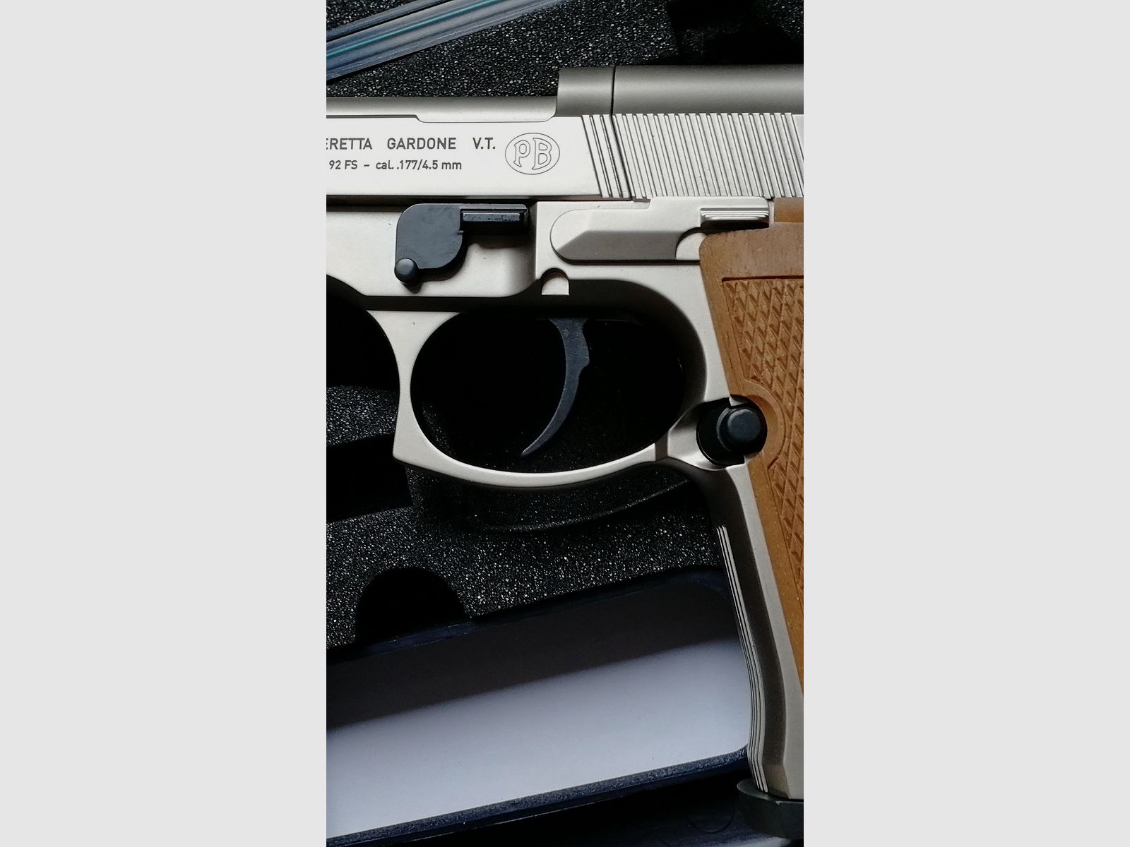 Beretta Mod. 92 FS air pistol nickel-plated with double Kst grips / like new + accessories