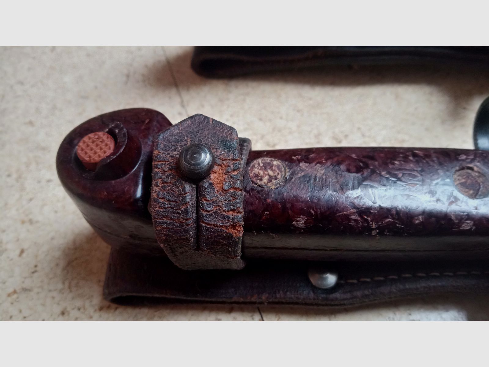 3 Rumänische 6h3 (6x3) AK Bajonette komplett inkl. Gummi Isolator und Leder Frosch  // AKM Bakelit Vintage