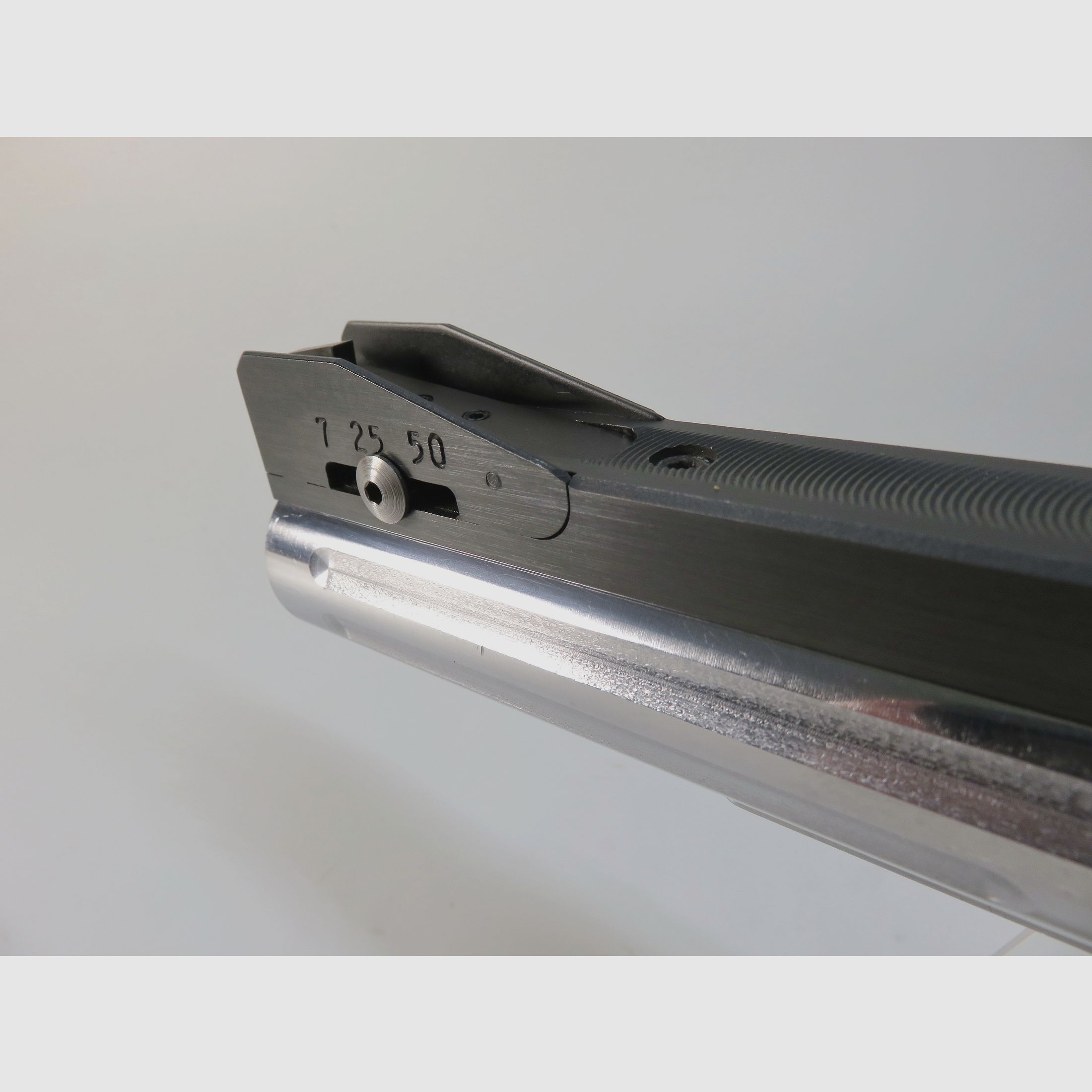 S&W 686-4 | 6 inches | .357 Mag / .38 Spec. | Bull Barrel | Aristocrat 3-position sight | Nill grip