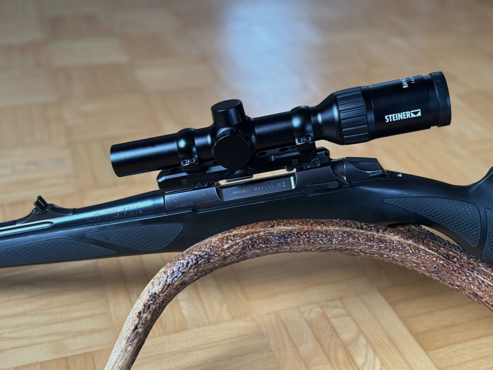 Sako 85 Black Bear / Steiner Ranger 4 1-4x24 / Dentler / Drückjagdkombination / NEUWERTIG