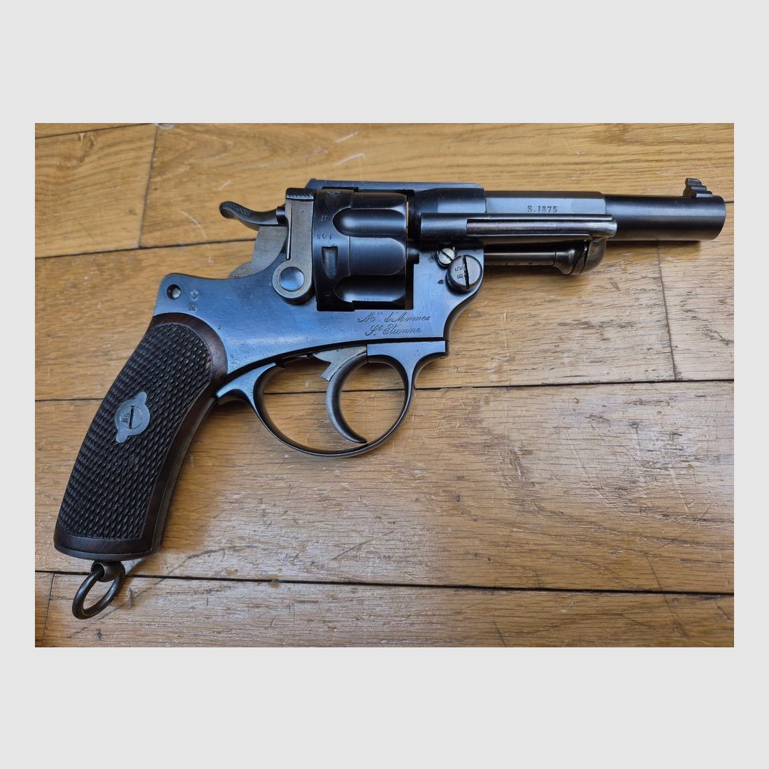 Splendid officer's revolver model 1874 – Fully monomatriculated weapon – Production MAS in 1875 – One of the very first delivered to the 6th Chasseur of Sedan – Superb barrel – Mechanically impeccable – Rare condition! – TBE++, image 2 of 25