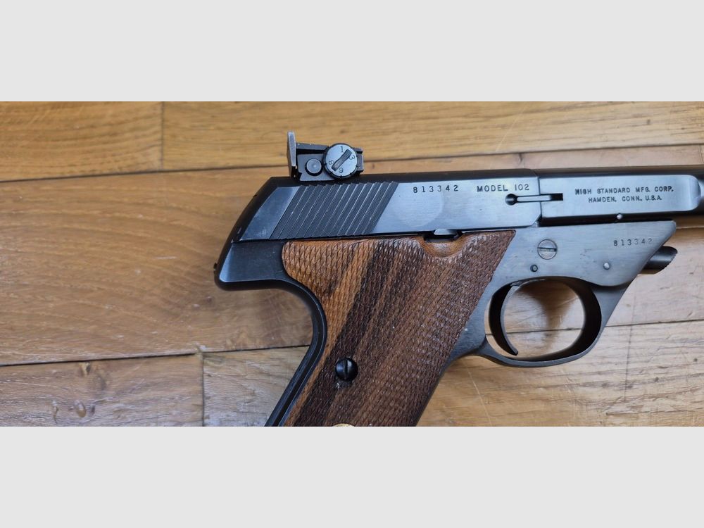 Sehr schöner halbautomatischer Pistol Hi-Standard made in USA – Modell Supermatic Citation in .22LR – Waffe von 1958 – Originale, nicht ersetzte, quadratische Nussbaum-Griffschalen – Brünierung 98% – Miroir-Lauf in 5,5 Zoll mit wunderschönen Zügen – Ausgezeichneter Zustand – TBE++, Bild 19 von 23