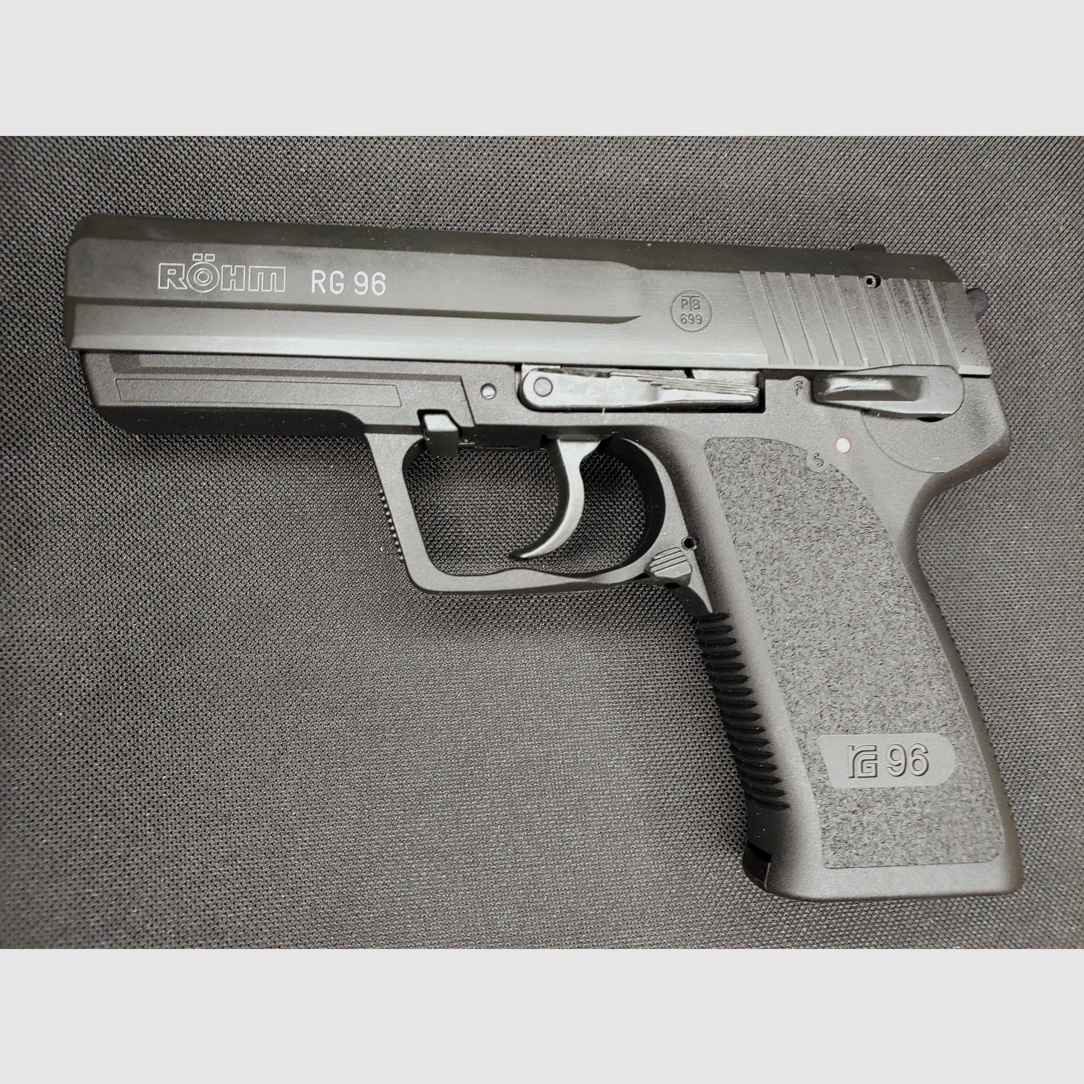 Röhm RG96 Pistolet à blanc brunie (PTB 699) RG 96 comme neuf - 2 chargeurs