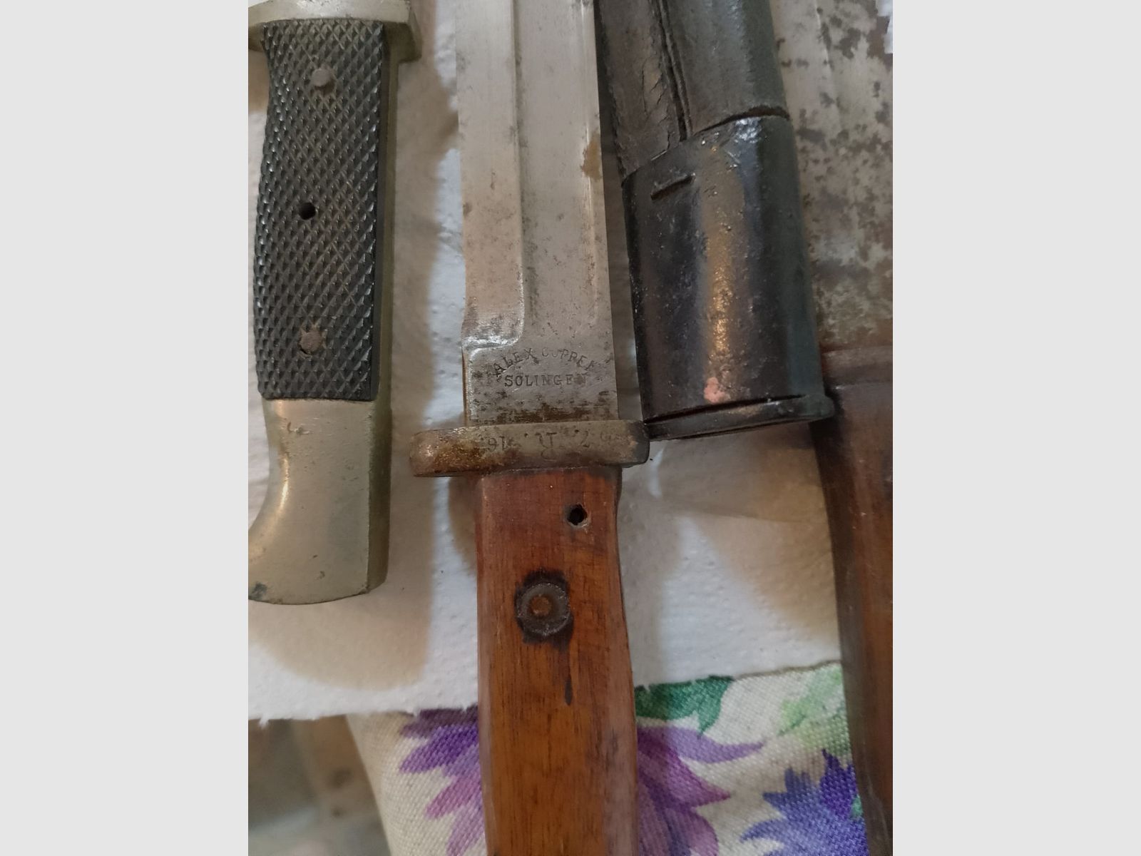 Convolto di vecchi baionette 1GM + 1 vecchio coltello da escursionismo/scout 1939