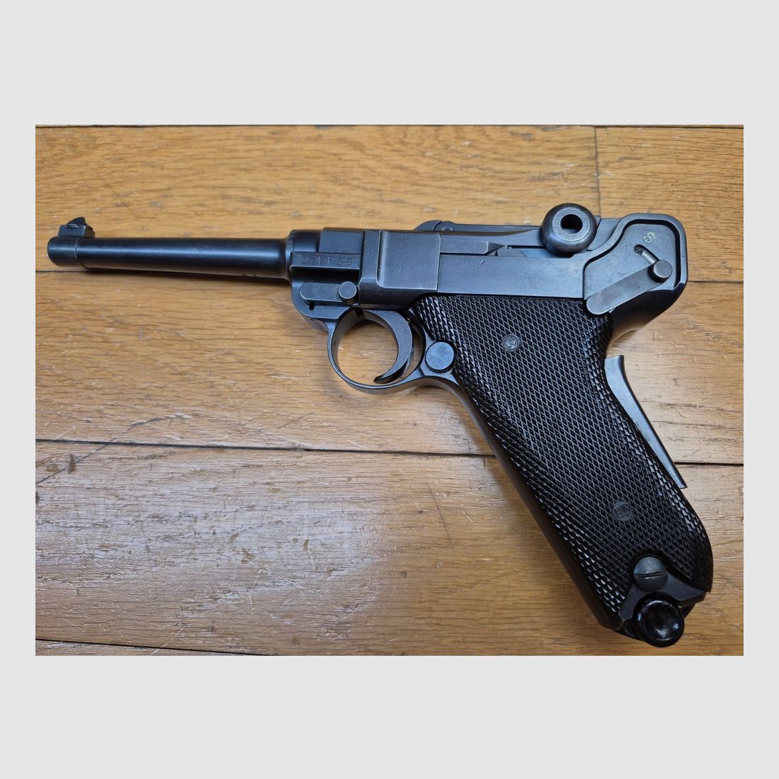 Sehr schöner Schweizer Luger P06/1929 – Kal. 7,65 Parabellum – Arsenal Bern 1942 – vollständig einheitliche Seriennummer – Magazin im Modell – Zustand wie neu!, Bild 2 von 23