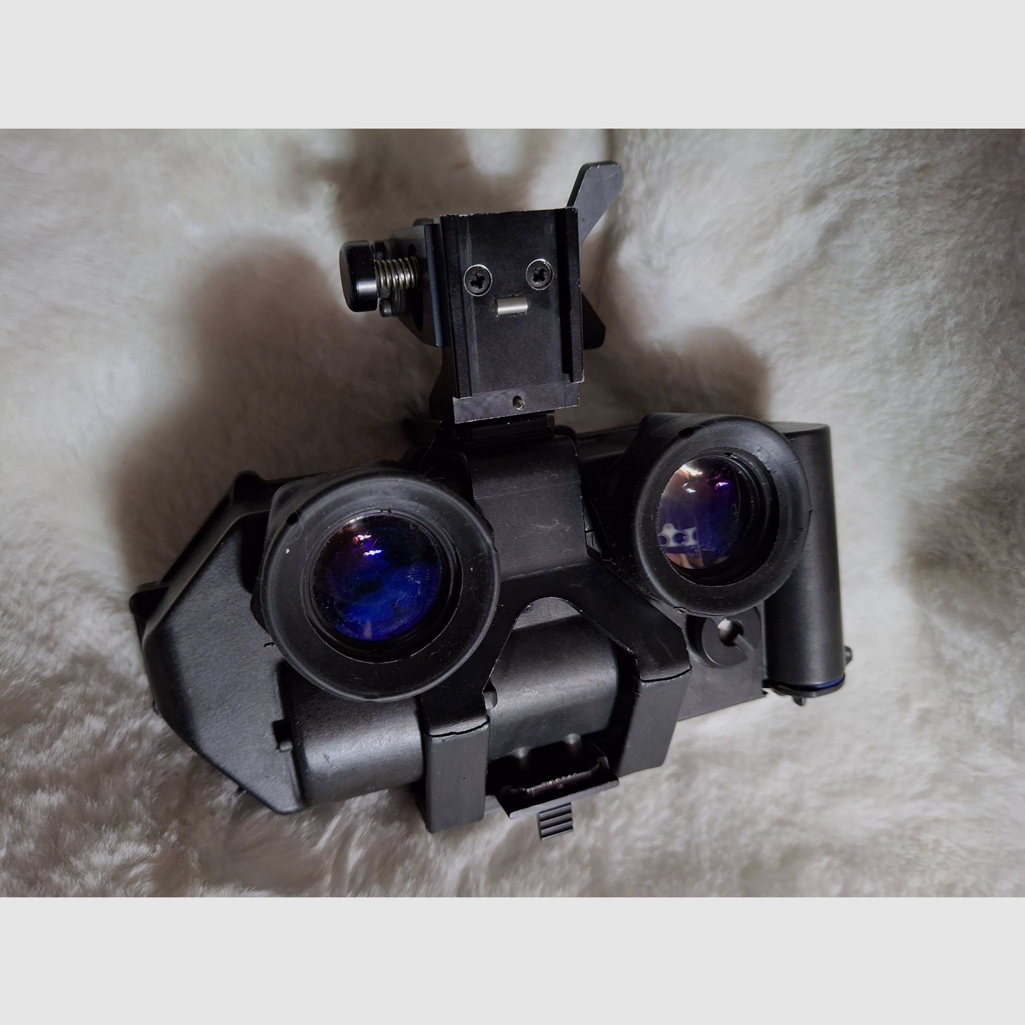 Night vision device residual light amplifier with helmet mount and carrying cap, so for wearing without a helmet