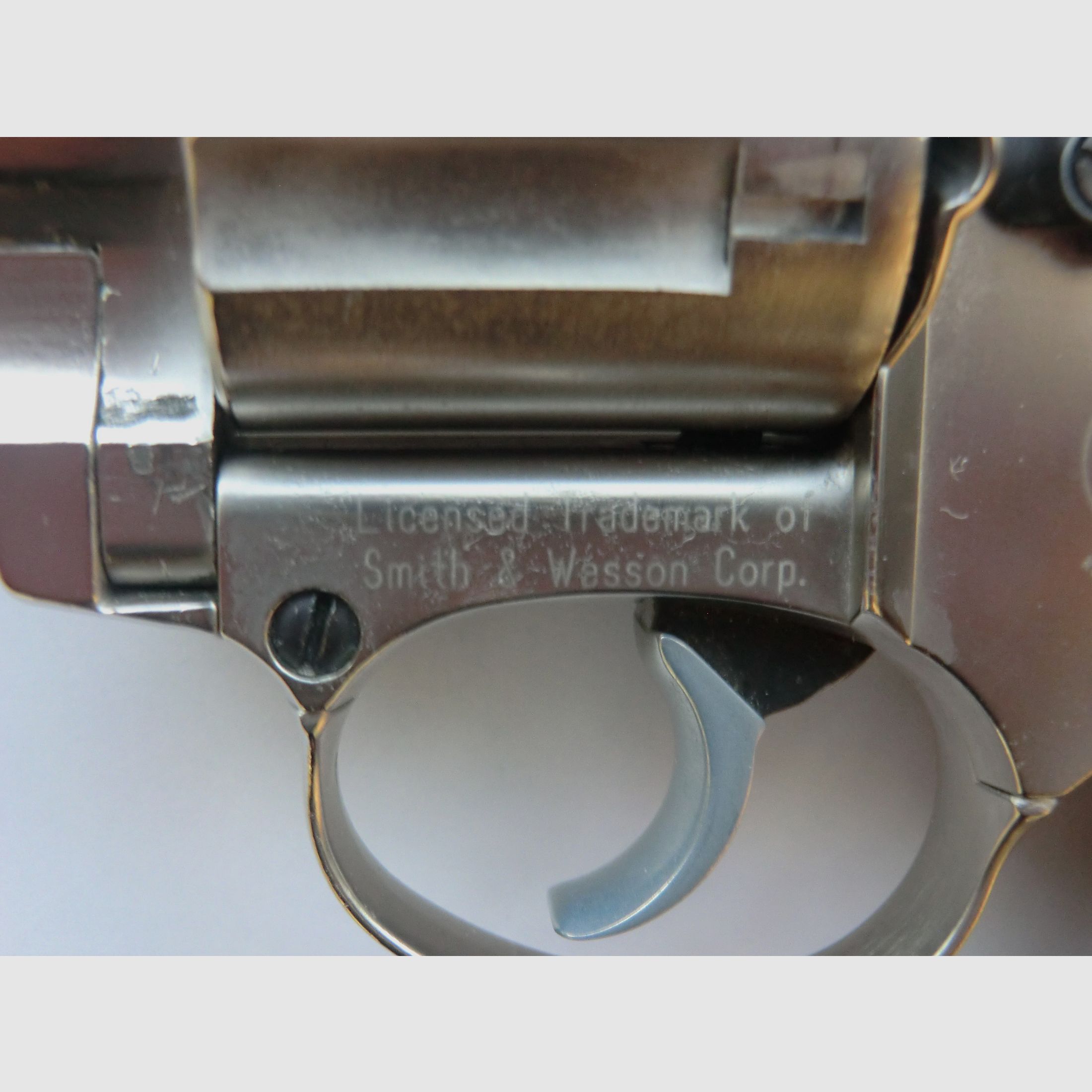 Smith and Wesson Combat Magnum Revolver Cal.45 vernickelt inkl. Schalldämpfer und Munition PTB 617