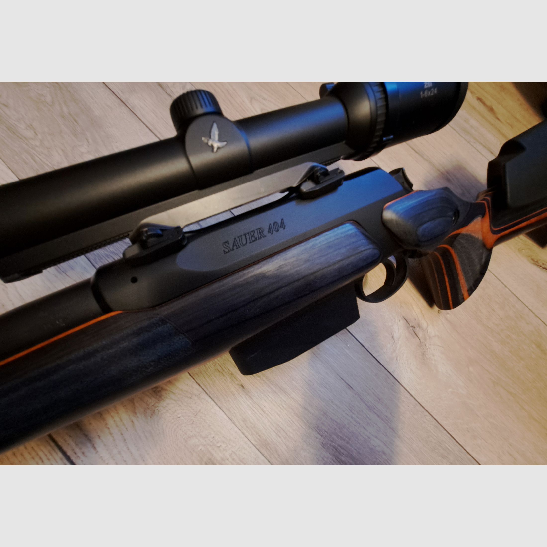SAUER 404 im KKC Schaft schwarz/orange 9,3 x 62 Mündungsgewinde Swarovski  Z6i