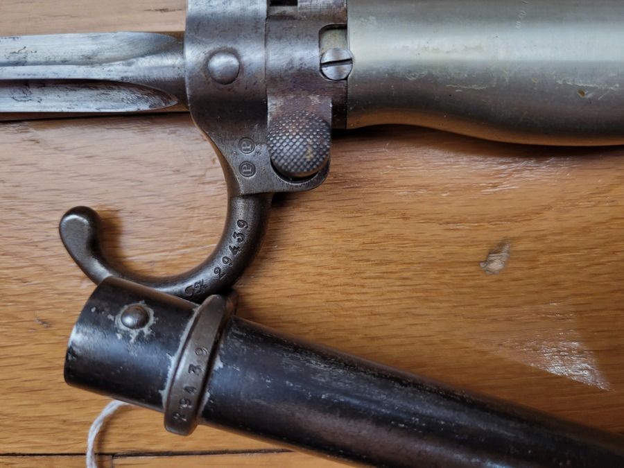 Baionetta Francese 1886/93 con Quillon – Lebel 1° modello con tang lungo – fodero e arma con numero – Eccellente stato, immagine 8 di 15