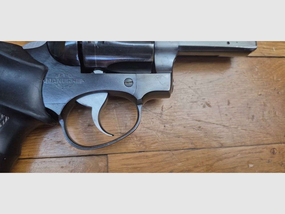 Très bon exemplaire de Revolver MR88 D – Bonne production de la fin de Manurhin – 3 pouces en cal. 38Sp – Carcasse 100% acier Manurhin – Bronzage à 95% – Très bonne mécanique – Excellent canon à l&rsquo;état de neuf – Poignée Trausch – BE+/TBE, image 7 sur 23