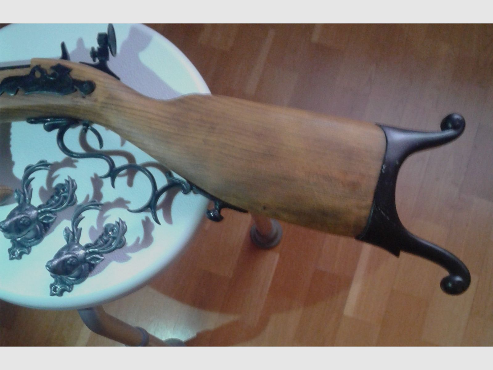 Décoration arme avec 2 supports muraux tête de cerf