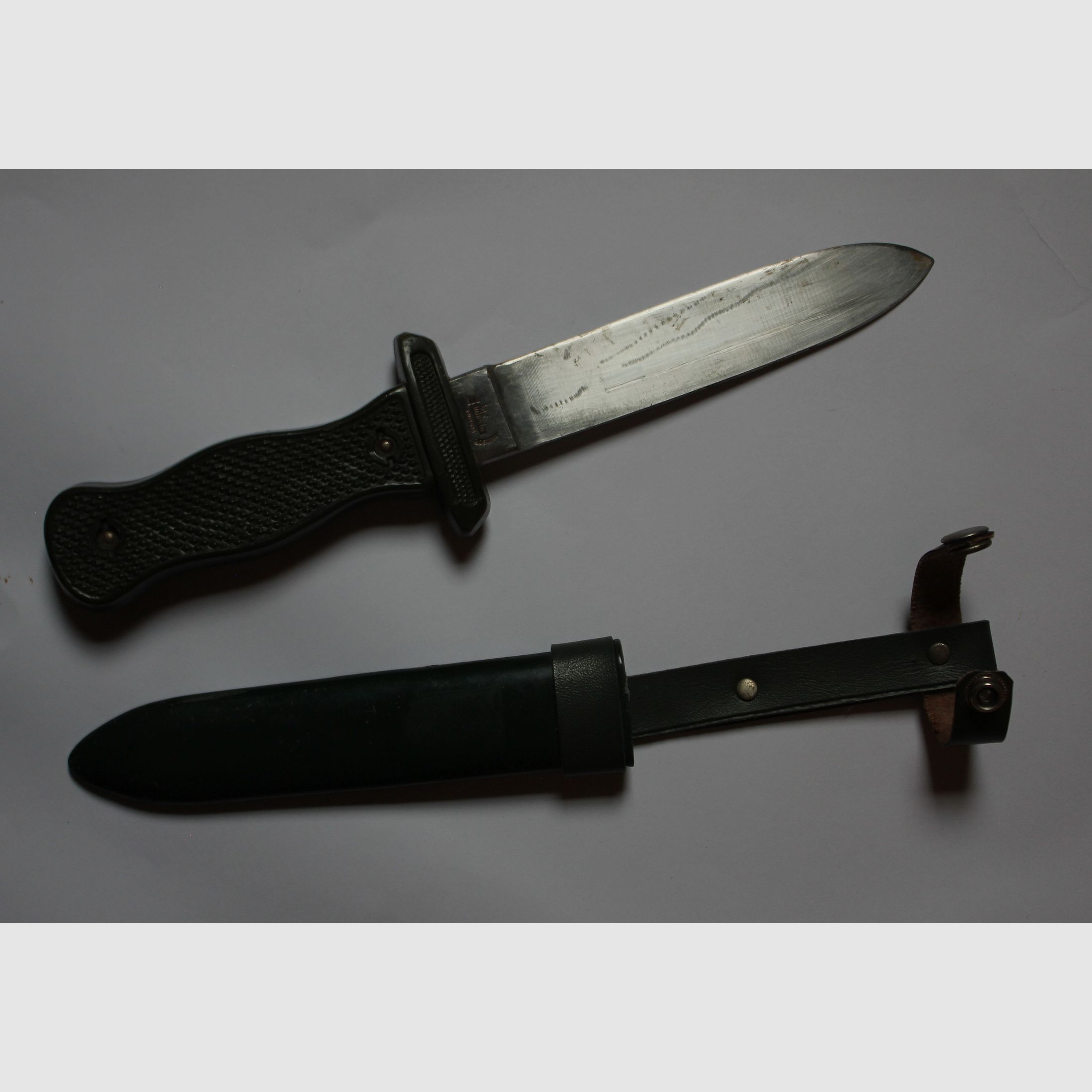 Cuchillo de viaje original de Hubertus Solingen de la Guerra Fría, modelo de cuchillo de combate de la Bundeswehr y visualmente inspirado en el cuchillo de viaje de la HJ