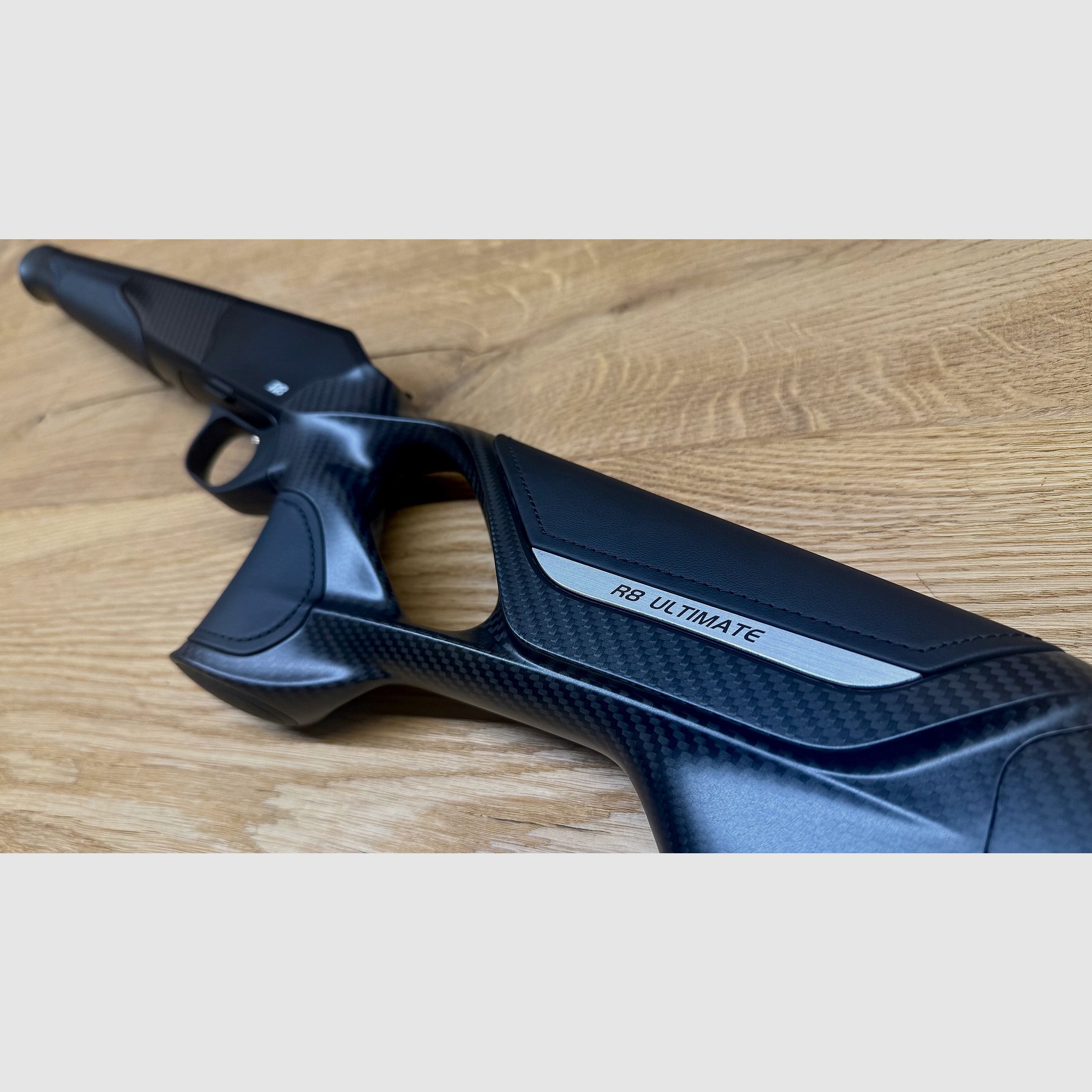 Blaser Schaft mit Gehäuse/System R8 Carbon Leder schwarz / DLC Abzug / Vorderschaft carboniert / Logo silber