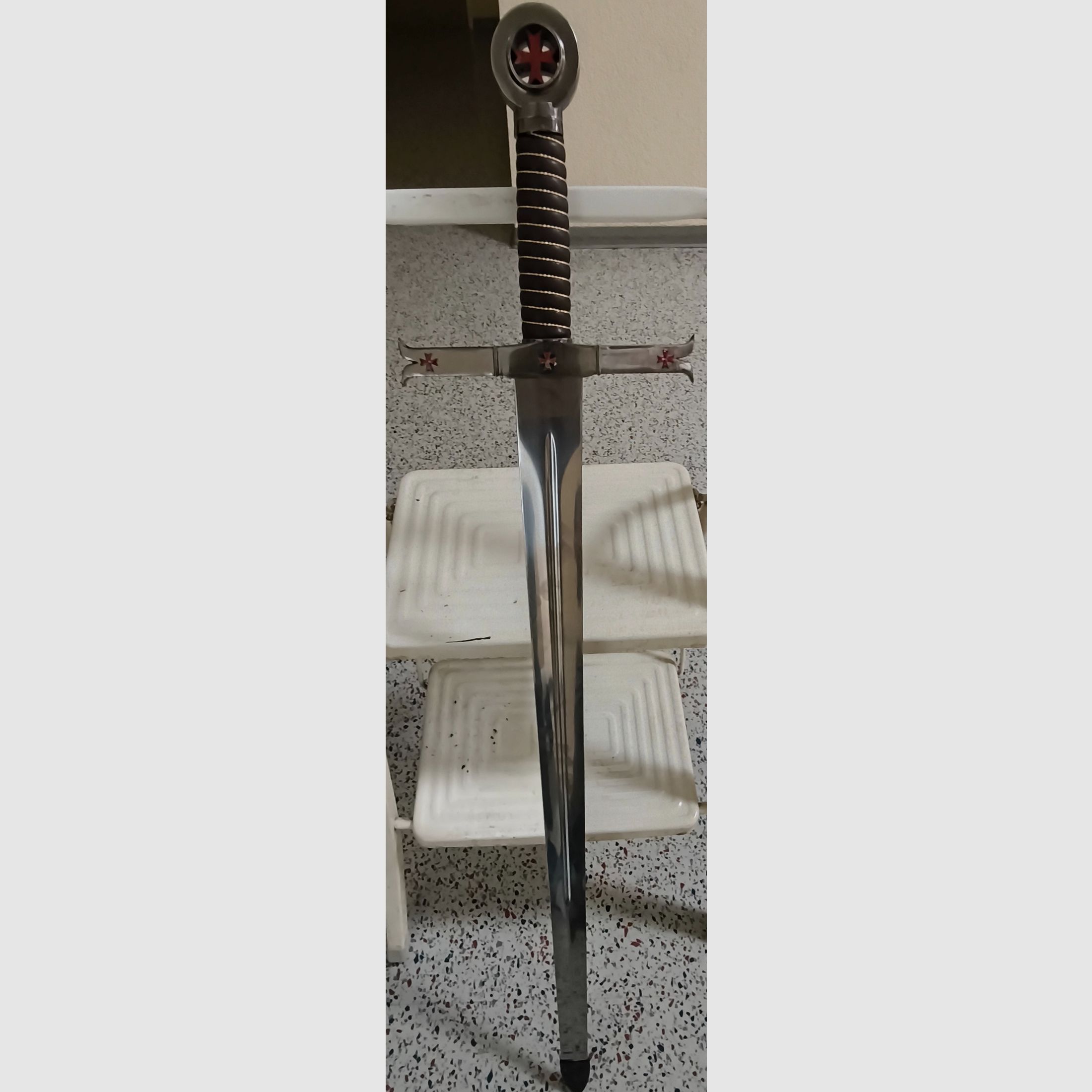 Medieval Templar / Crusader sword with red paw cross, top condition!!, image 2 of 3