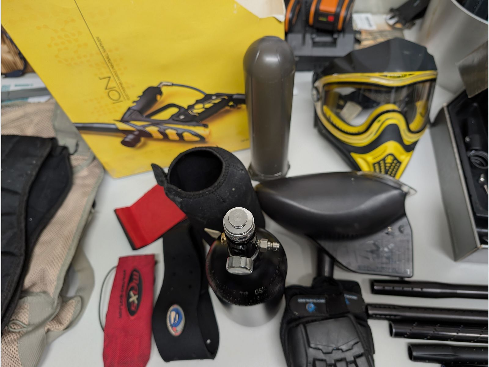 Équipement complet de paintball y compris le marqueur