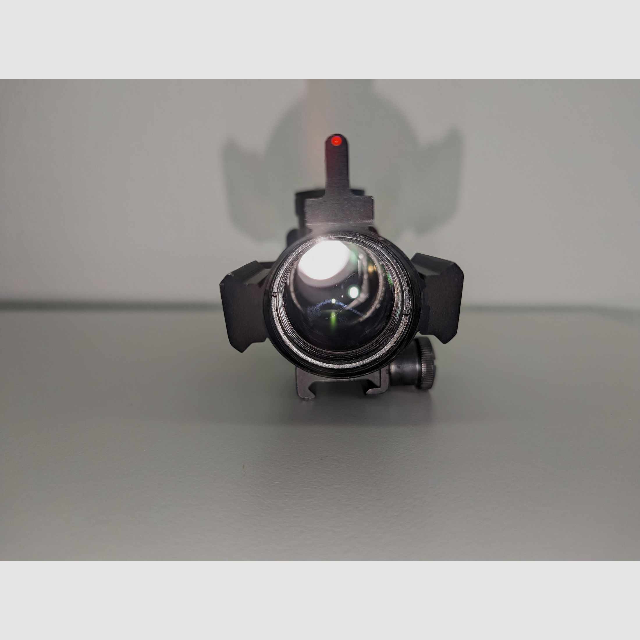 Theta Optics 4x32 Rhino Fiber Scope, schwarzes Zielfernrohr mit rotem Punkt Reflex Leuchtpunktvisier