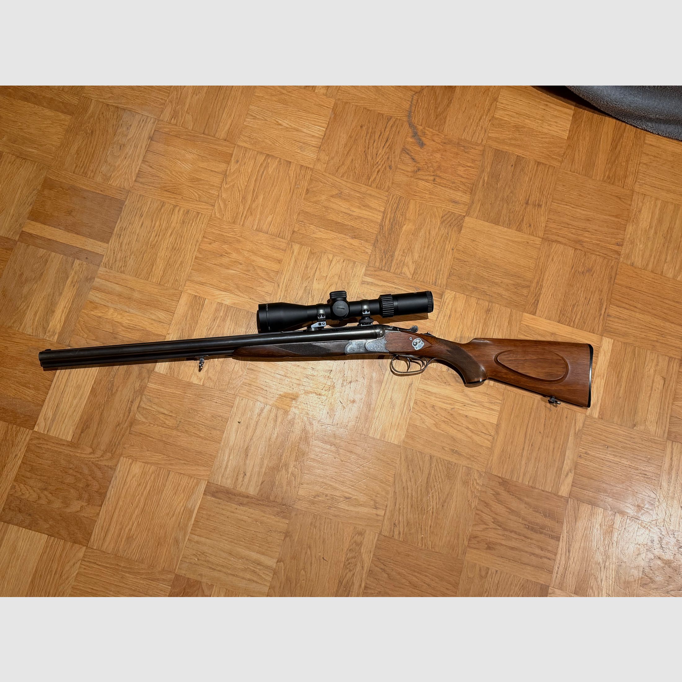 J.P Sauer en Zoon Drilling 7x57R met Akah 1-6x42 richtkijker op een zwengelmontage