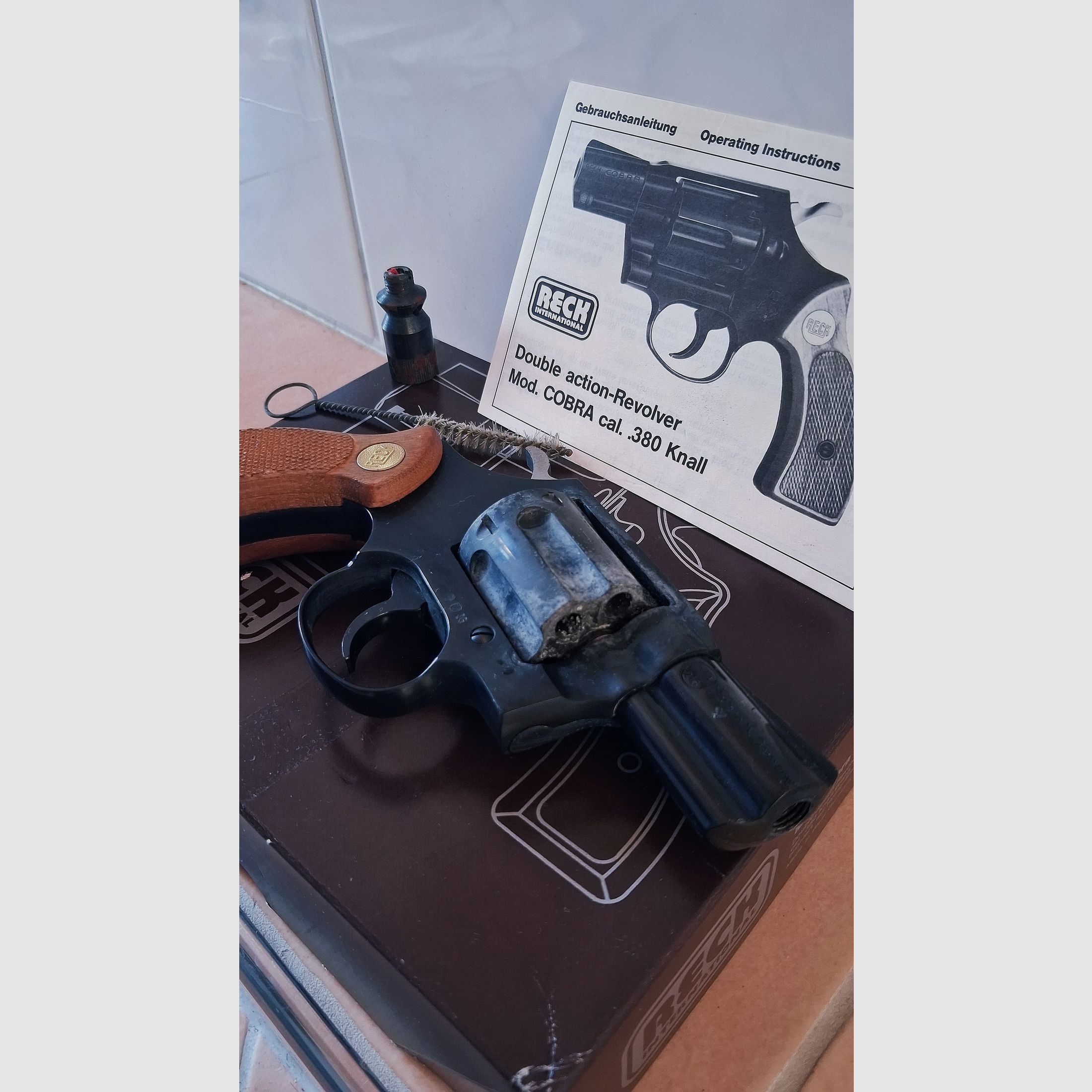 Reck Double Action Revolver Cobra Cal. .380 Knall PTB 216 – Nachlassfund  inkl. Karton, Bürste, Heft und Abschussbecher