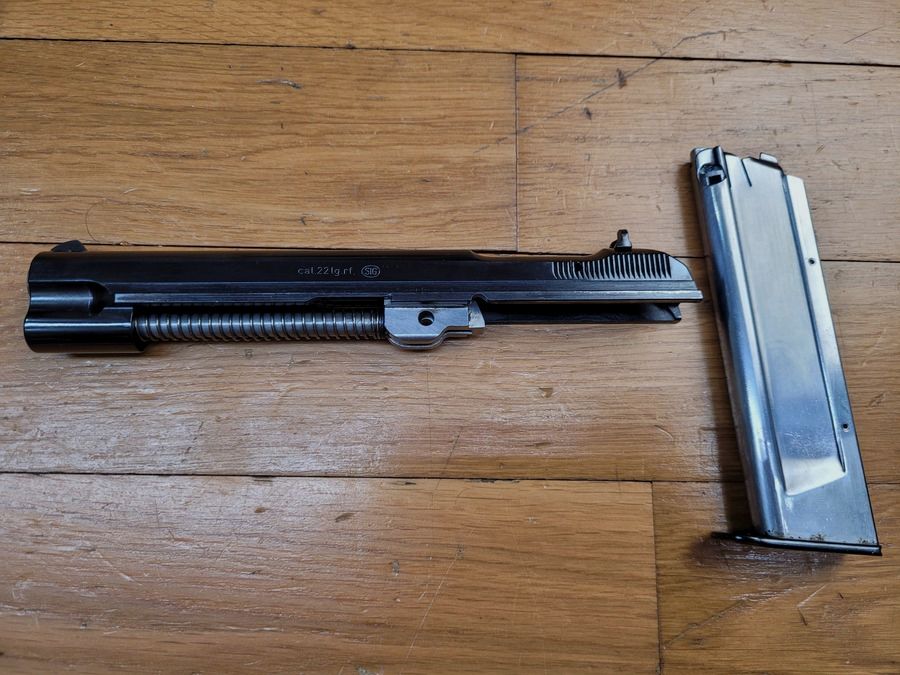 Magnifique conversion pour SIG P210 – Calibre 22LR – Avec son chargeur dédié 1er type – Convient aux SIG à canon 120mm comme les P 210-2, 3, 4, 6… – complète et à l&rsquo;état de neuf – Très rare !, image 1 sur 14