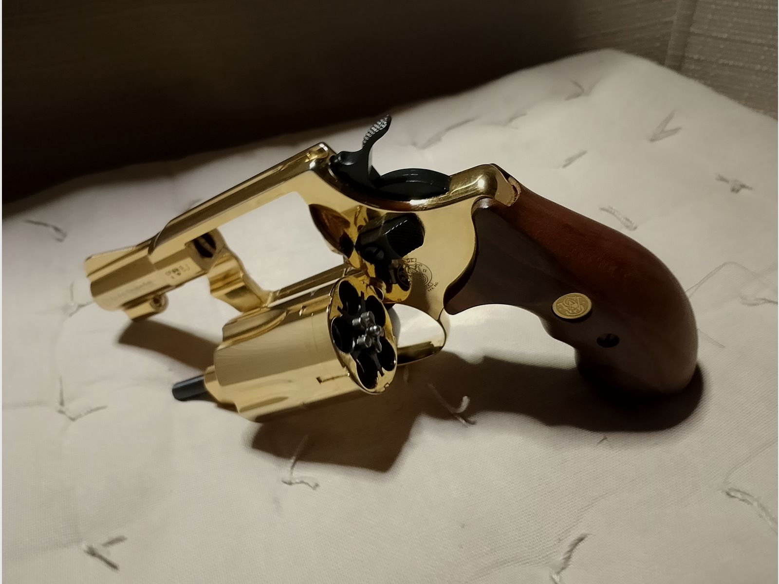 Revólver Smith & Wesson Chiefs Special 9 mm R.K., dorado de 24 quilates, empuñaduras de madera