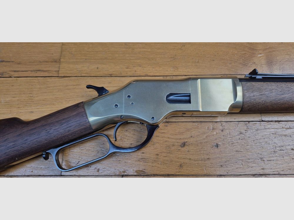 Wunderschöne und seltene Winchester Repetierbüchse Modell 1866 – Eine „Yellow Boy“ in einer wenig verbreiteten Miroku-Fertigung aus Japan – Seltenes Kal. .38 SP/38 Spezial – Gehäuse aus Bronze/Messing wie die Originale – 10 Schuss – Mechanik und Holz in neuwertigem oder nahezu neuwertigem Zustand – Moderne Ausnahmewaffe und seltenes Stück – TBE+++, Bild 4 von 51