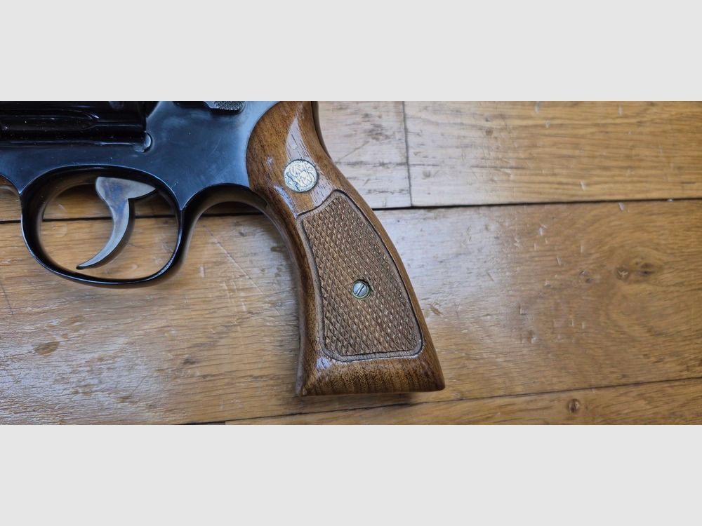 Sehr schöner Revolver Smith&Wesson Model 13-2 – Kal. .357 Magnum in K-Karosserie – Abgeleitet vom Military and Police in einer Version mit schwerem Lauf – Waffe „Pinned und recessed“ von 1978 – Polizei- und vielseitige Waffe par excellence – Zustand nahezu perfekt – TBE++/TBE+++, Bild 21 von 26