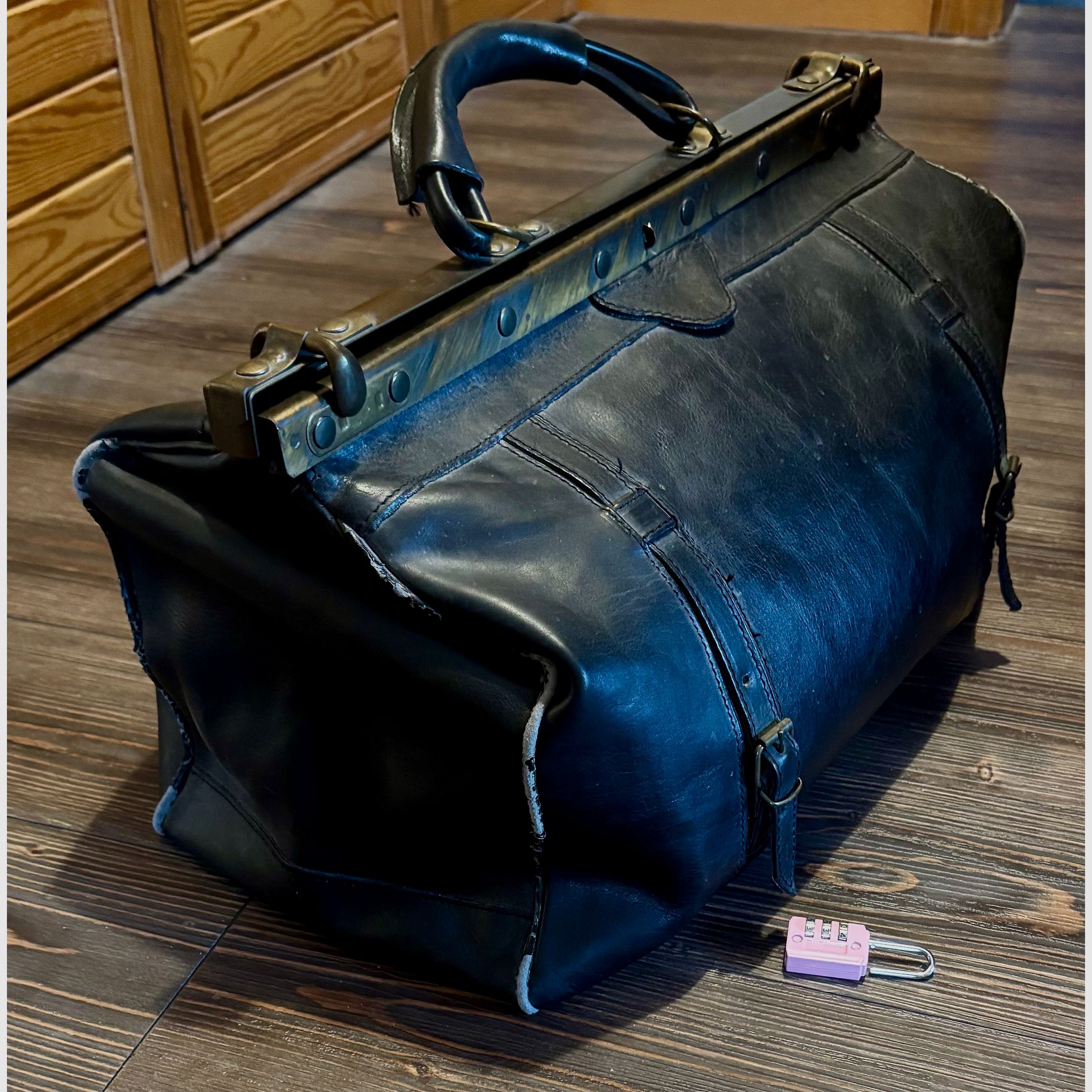 Alte DOKTOR TASCHE für den ambitionierten Revolver- und Pistolenschützen