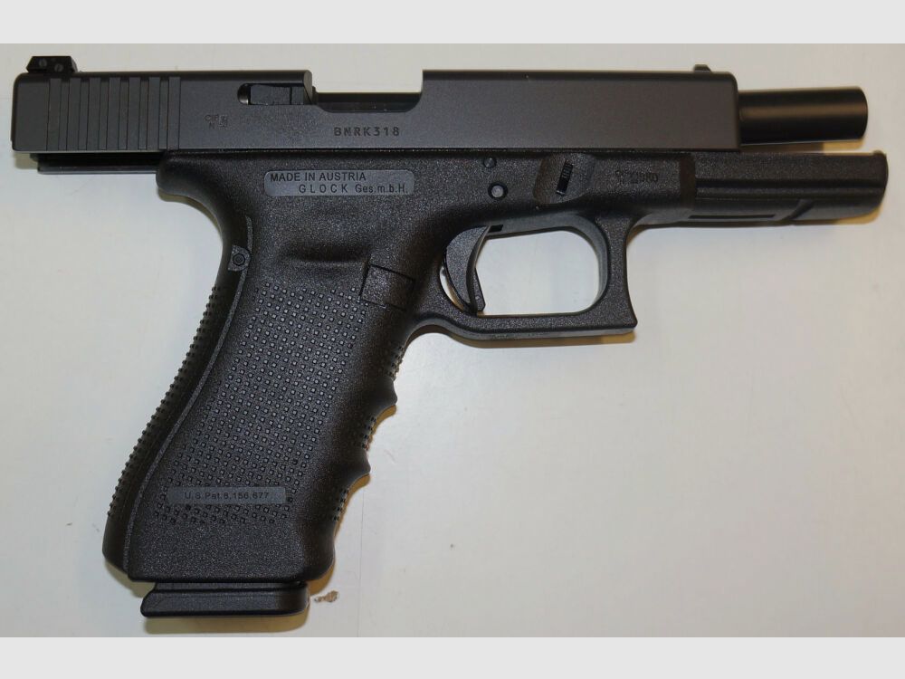 Glock pistol Glock 17 Gen4 in caliber 9mm Para (9x19) including accessories