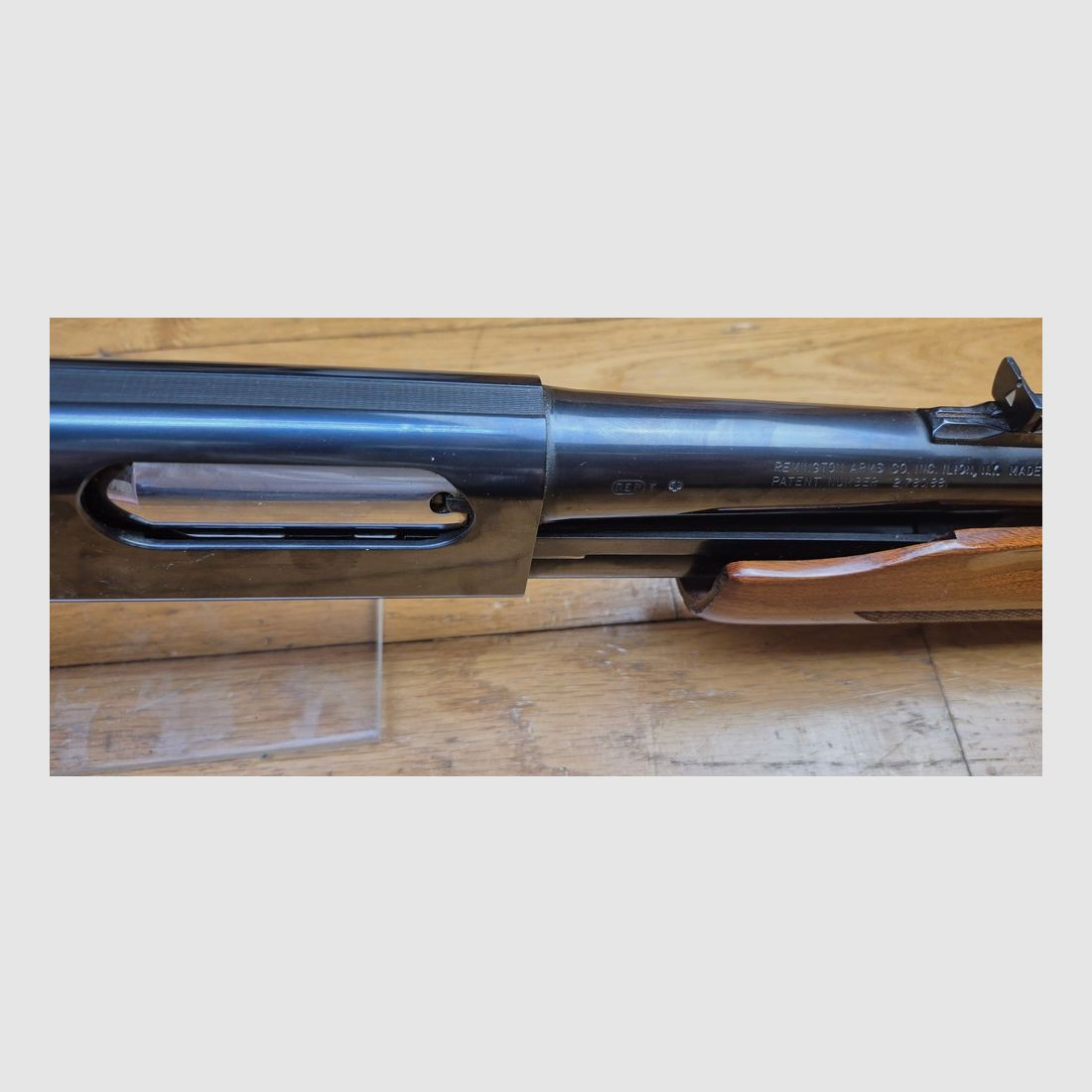 Sehr schönes Remington Pumpgewehr – Mod 870 Wingmaster – Glatter Lauf von 51 cm – Kaliber 12/70 – Kapazität 4+1 (!) erweiterbar – „Luxus“-Fertigungen – Zuverlässige, einfache und legendäre Waffe – Ausgezeichneter Zustand – TBE+/TBE++, Bild 26 von 45