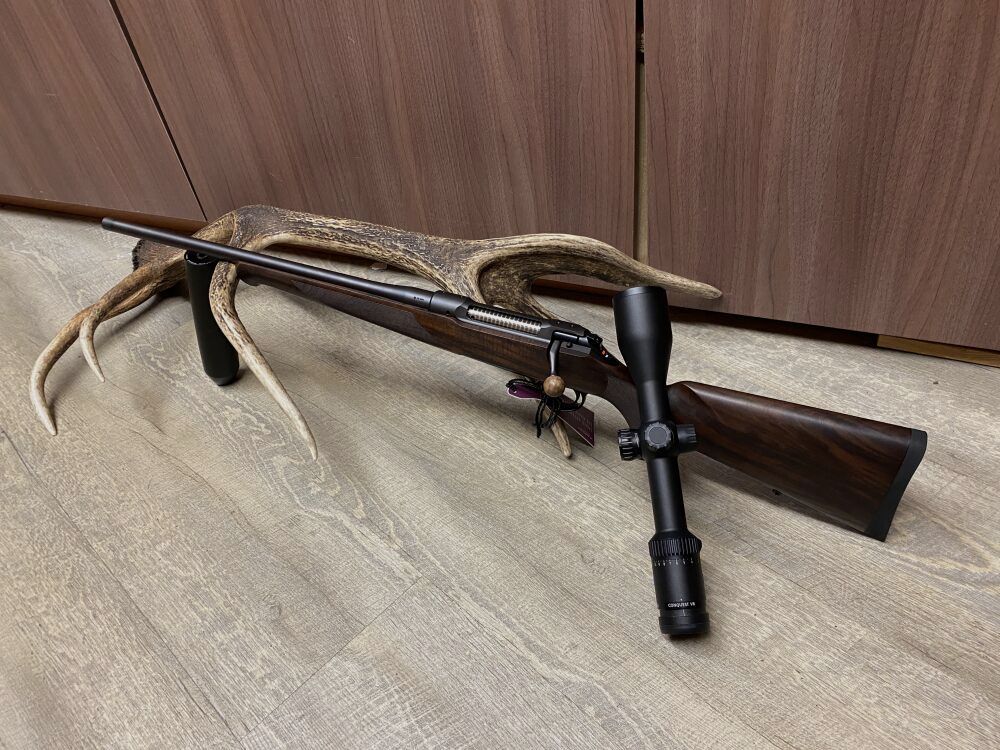 Sauer 101 Artemis, links, mit Zeiss Conquest V6 2-12x50 M, mit Schiene