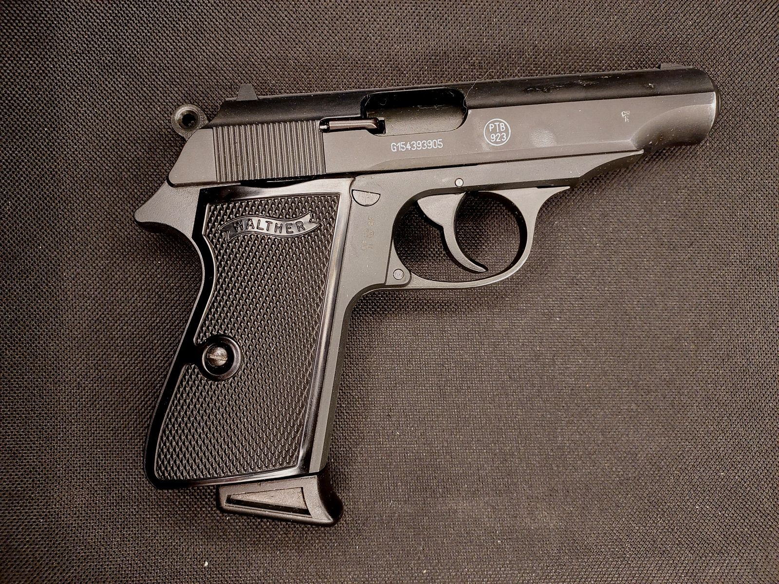 Pistola de señal Walther PP Cal. 9mm P.A.K. negra niquelada (PTB 923) con maletín