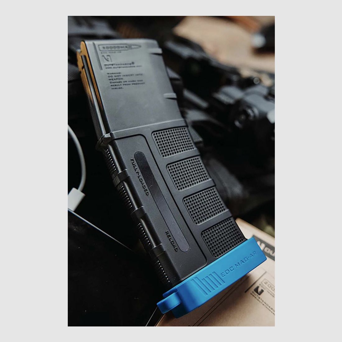 OUTSTANDARDS EDC MAG AR SCHWARZ POWERBANK 20000mAh/76Wh