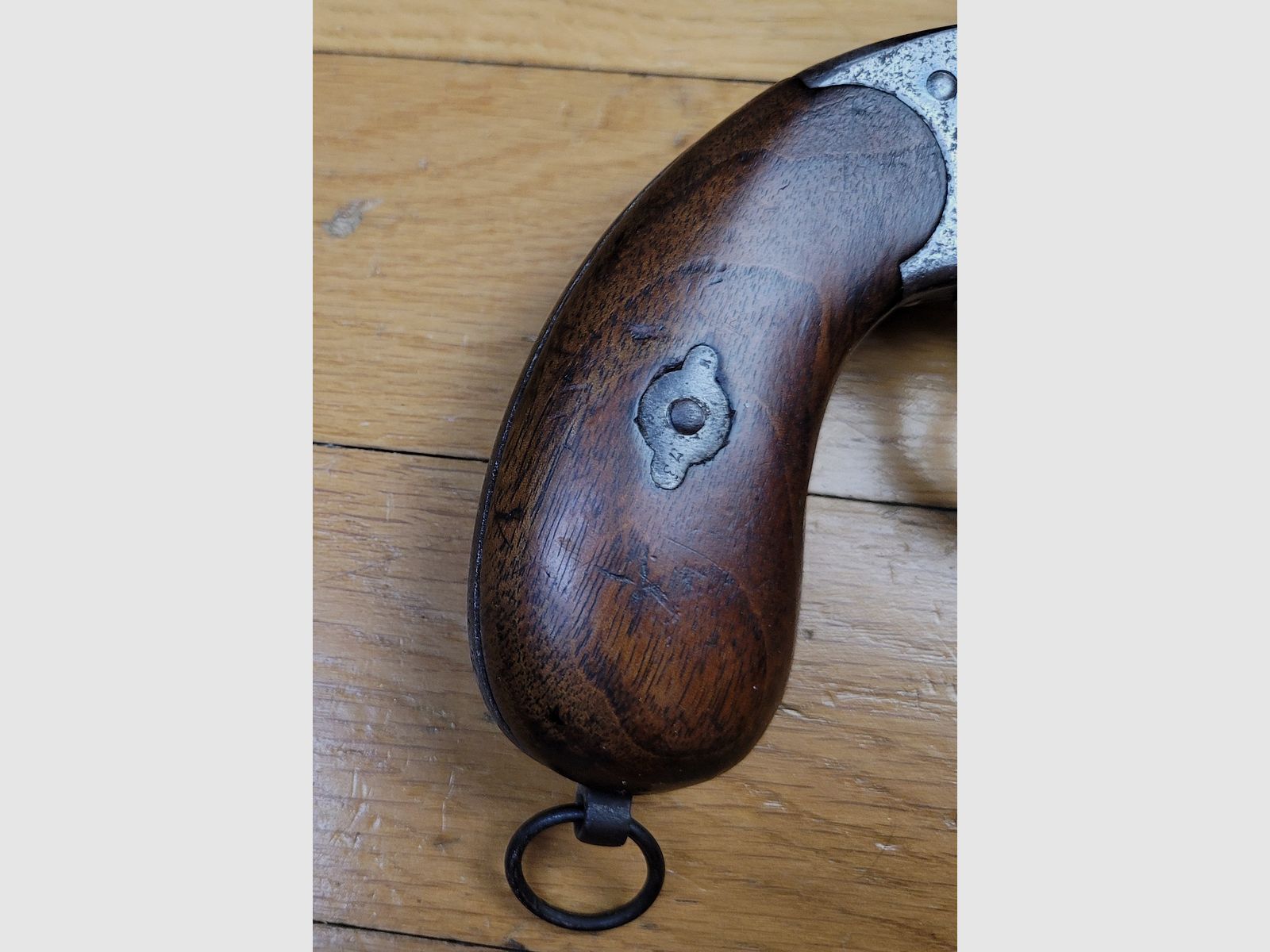 Sehr schöner Reichsrevolver 1883 – Kal. 10,4 original – Herstellung Erfurt von 1893 – Schöne reguläre Stempel – 80% seiner ursprünglichen glänzenden Brünierung – Wunderschöner Lauf und Kammern – Waffe mit einer Matrikelnummer – Seltenes originales Schneider Briegl-Futteral – TBE+, Bild 18 von 27