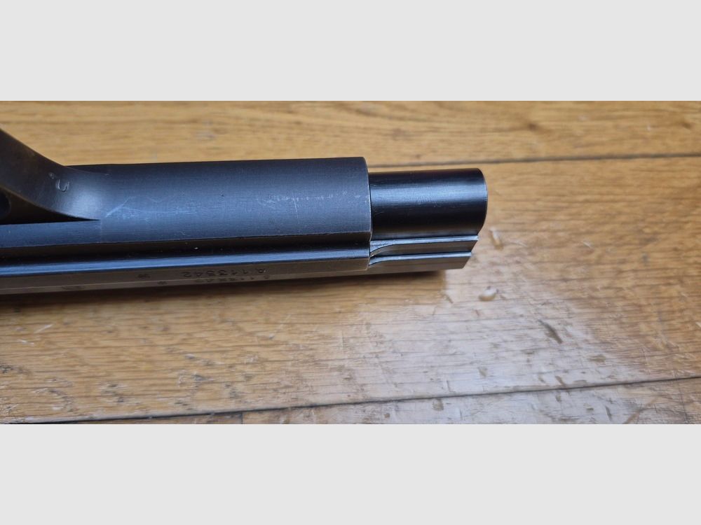 Sehr schöner SIG P210-2 Pistol – Mythos des 9 para – Militärwaffe des 4. Vertrags – Ca. 1955/56 – Sehr schöne Brünierung – Traumhaftes Funktionieren und Lauf – 2 zusätzliche Magazine und Holster (das komplette Paket!) werden zusätzlich mitgeliefert – Zustand TBE++/TBE+++!, Bild 12 von 28