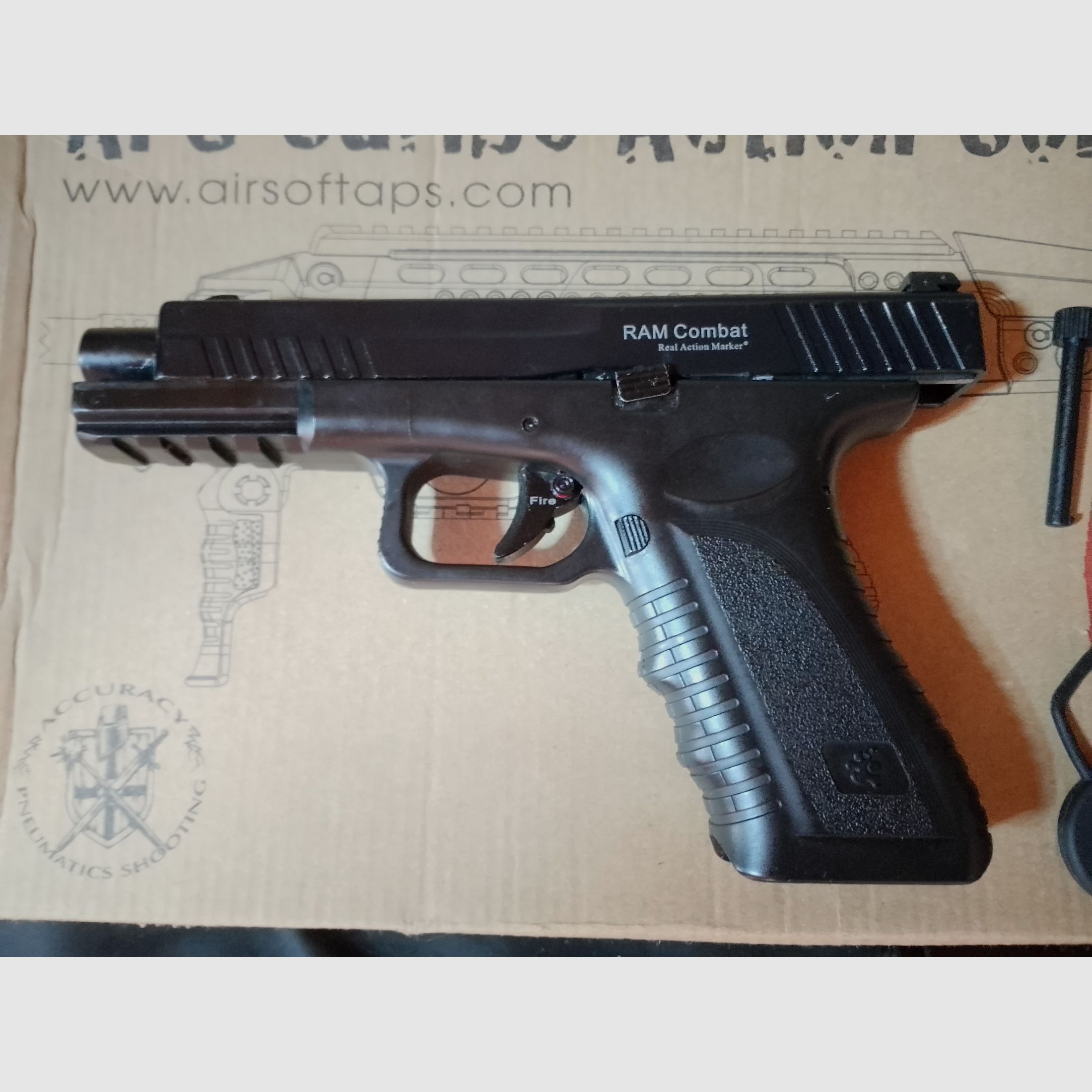 RAM Cal .43 Combat (Glock) + 4 Magazine + Aps Caribe Action Conversion Kit T1-Socom Visier und Zubehör Co2 Fastballs + Paintballs